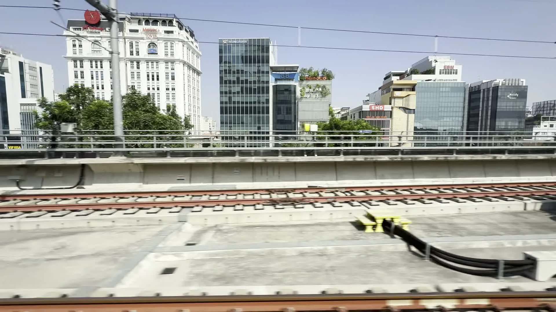 Tòa nhà Madison (マディソンタワー)。Tòa nhà HDBank (HDBankタワー)。Tòa nhà MB Grand Tower (MBグランドタワー)。Ga Ba Son, Tuyến Metro số 1 (ホーチミンメトロ1号線 バソン駅)