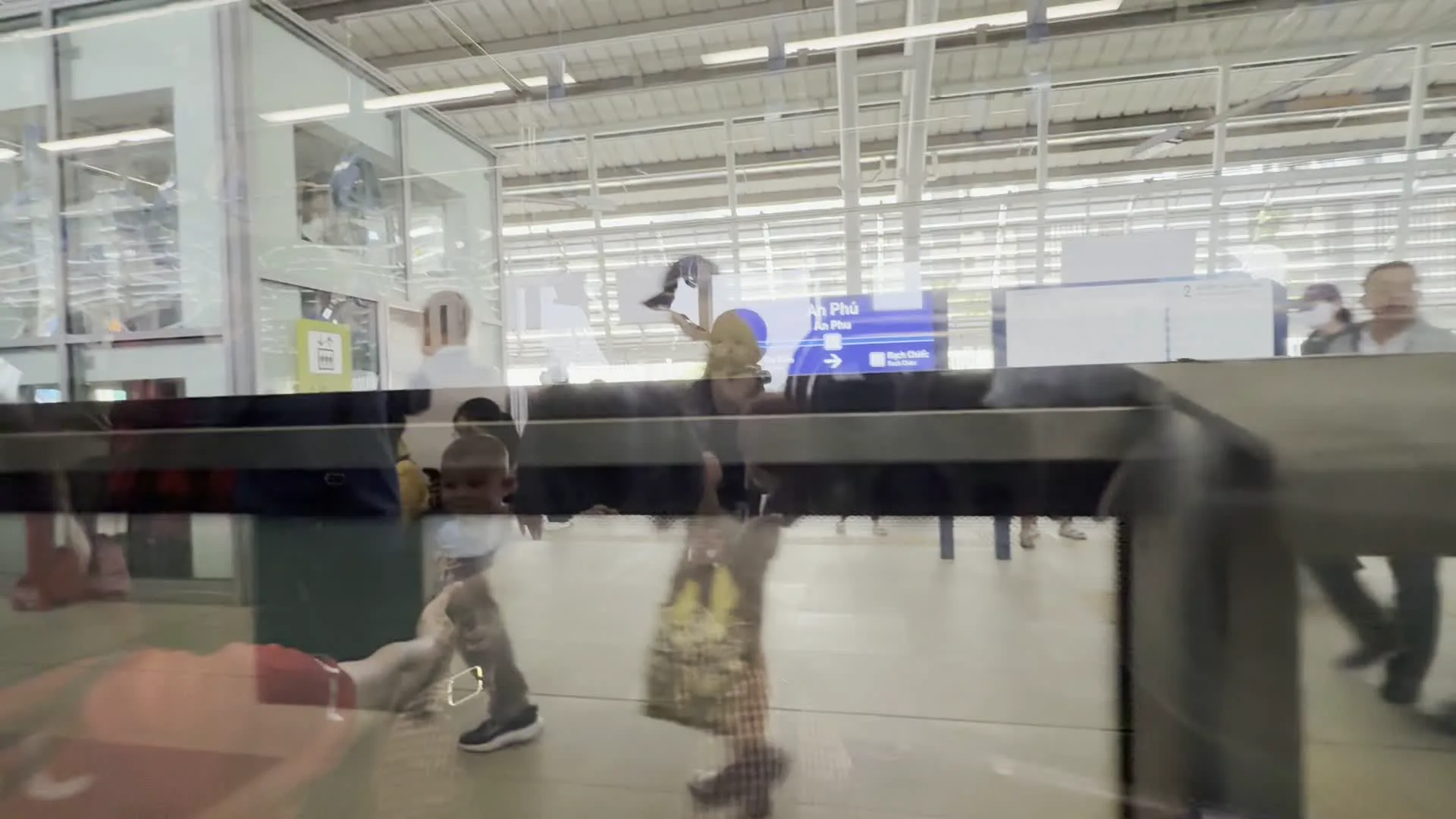 Ga An Phú / Hướng đi Rạch Chiếc（ホーチミンメトロ1号線アンフー駅のプラットフォーム / ラックチエック駅方面への案内標識）