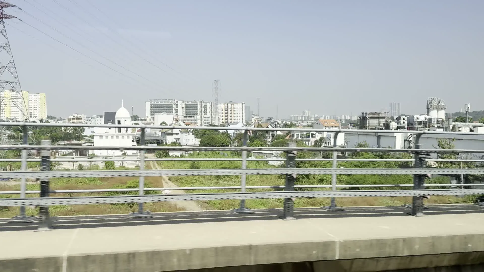 Đường song hành（側道）。Sơ đồ Tuyến 1（ホーチミンメトロ1号線の路線図）。Ga Công nghệ cao（ハイテクパーク駅）。Thánh đường Hồi giáo Al Rahman（アル・ラーマン・モスク）