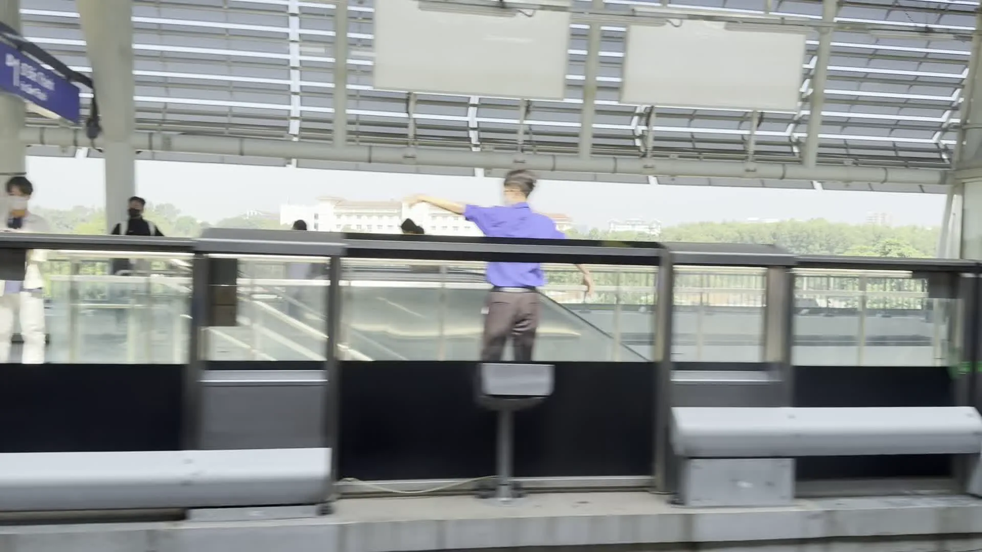 Ga Đại học Quốc gia (国家大学駅)。Vietnam National University (ベトナム国家大学)。Khu Công nghệ cao (ハイテクパーク)。Bến xe Miền Đông mới (新東部バスターミナル)