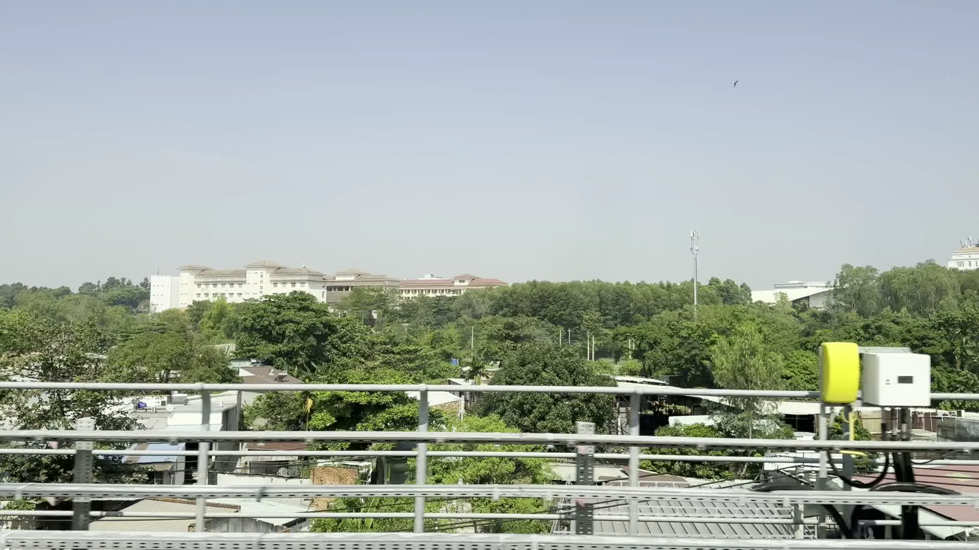 Trường Đại học Văn hóa TP.HCM, Cơ sở 2（ホーチミン市文化大学 第2キャンパス）。Tự tung ô tô - Cơ giới Thủy Hoàng（トゥイ・ホアン自動車・機械修理店（看板の文字）。Shell（シェル（石油ブランドのロゴ）。KIM OANH GROUP（キム・オアン・グループ（不動産開発会社）。Điện thoại / Telephone（電話（標識）