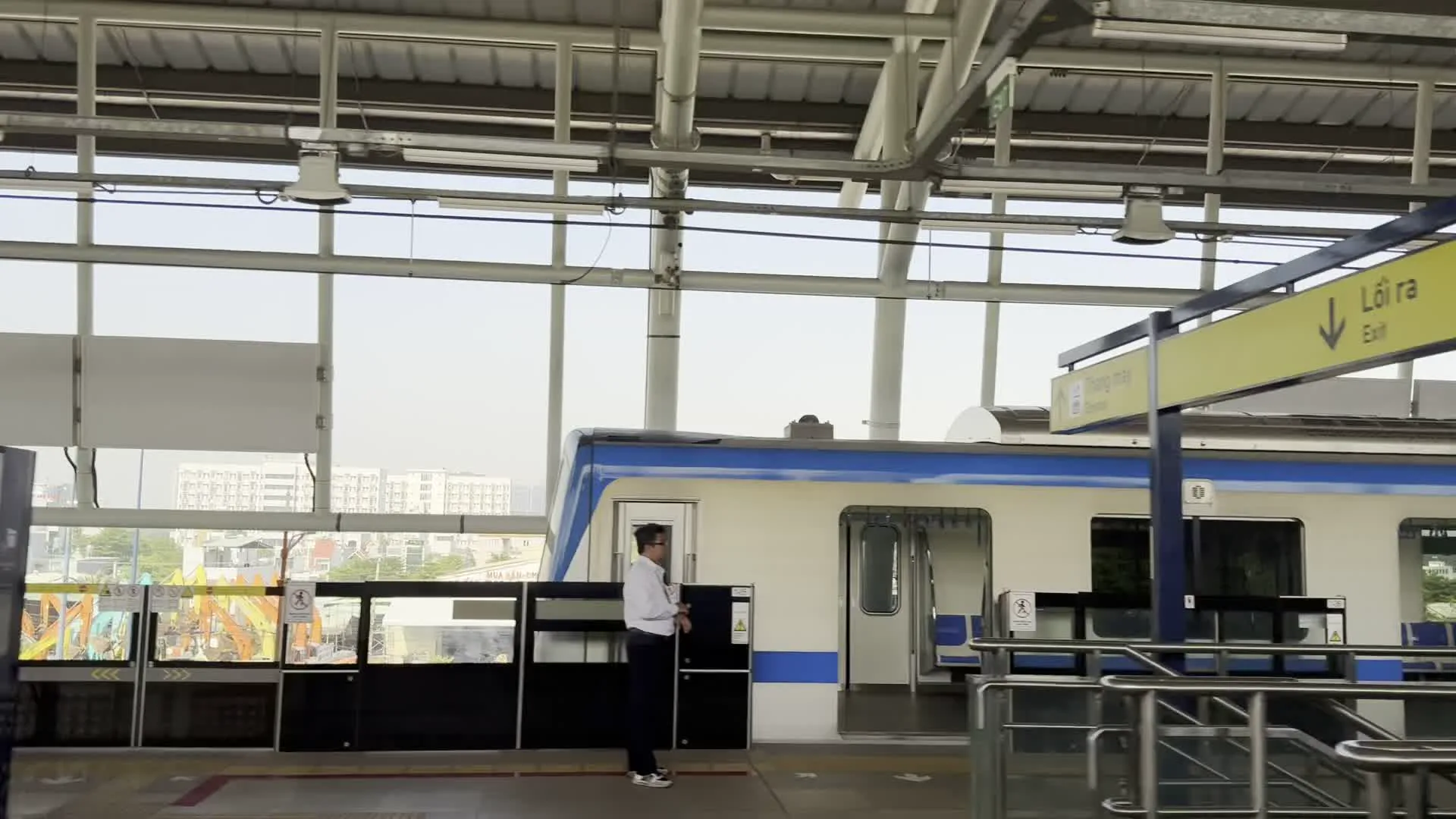 Bến Thành - Suối Tiên（ベンタイン - スオイティエン / ホーチミンメトロ1号線の路線名）。Ga Đại học Quốc Gia（国家大学駅 / ホーチミンメトロ1号線の駅名。GPS座標と一致する）。Bến Xe Suối Tiên（スオイティエン・バスターミナル / メトロ1号線の終点駅名）。di Bến Thành（ベンタイン行き / メトロ1号線の都心側終点であるベンタイン駅方面を示す表示）。Lối ra（出口）