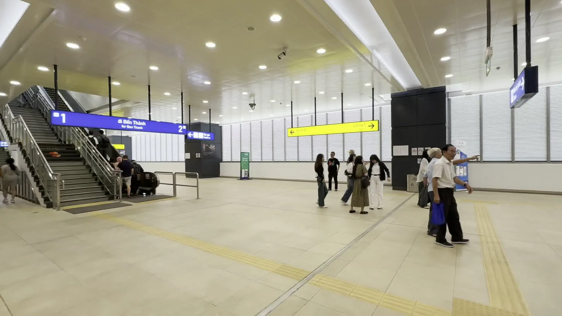 Ga Khu Công nghệ cao (ホーチミン市メトロ1号線 ハイテクパーク駅)。đi Bến Thành (ベンタイン行き)。Lối ra (出口)