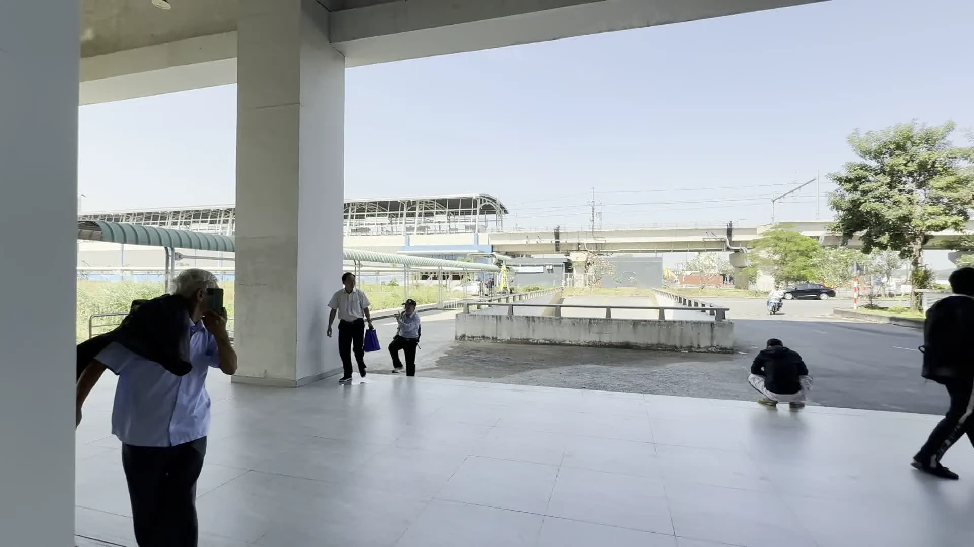 Bến xe Miền Đông mới (新ミエンタイ・バスターミナル)。Ga Bến xe Miền Đông, Tuyến Metro số 1 (ホーチミンメトロ1号線、ミエンタイ・バスターミナル駅)