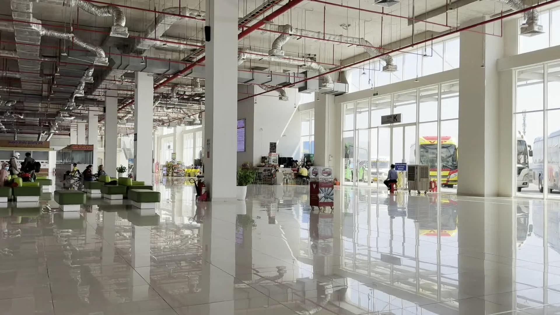 Bến xe Miền Đông Mới（新ミエンドン（東部）。CỬA L（ゲートL）。NHÀ THUỐC AsiaPHARMA（AsiaPHARMA薬局）。THANG CUỐN（エスカレーター）