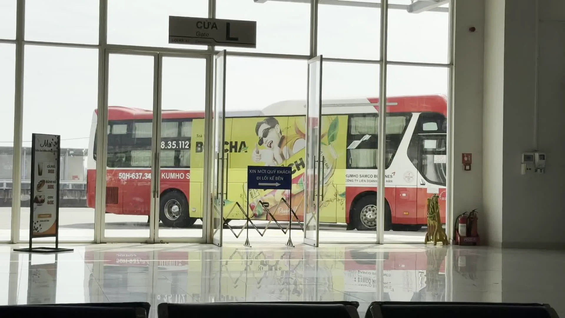 Bến xe Miền Đông（ミエンドン・バスターミナル）。SAMCO（サムコ / サイゴン交通機械総公社）。KUMHO SAMCO BUSLINES（クムホ・サムコ・バスラインズ）。Bến xe Phan Thiết（ファンティエット・バスターミナル）。CỬA L / GATE（Lゲート）。CỬA K / GATE（Kゲート）