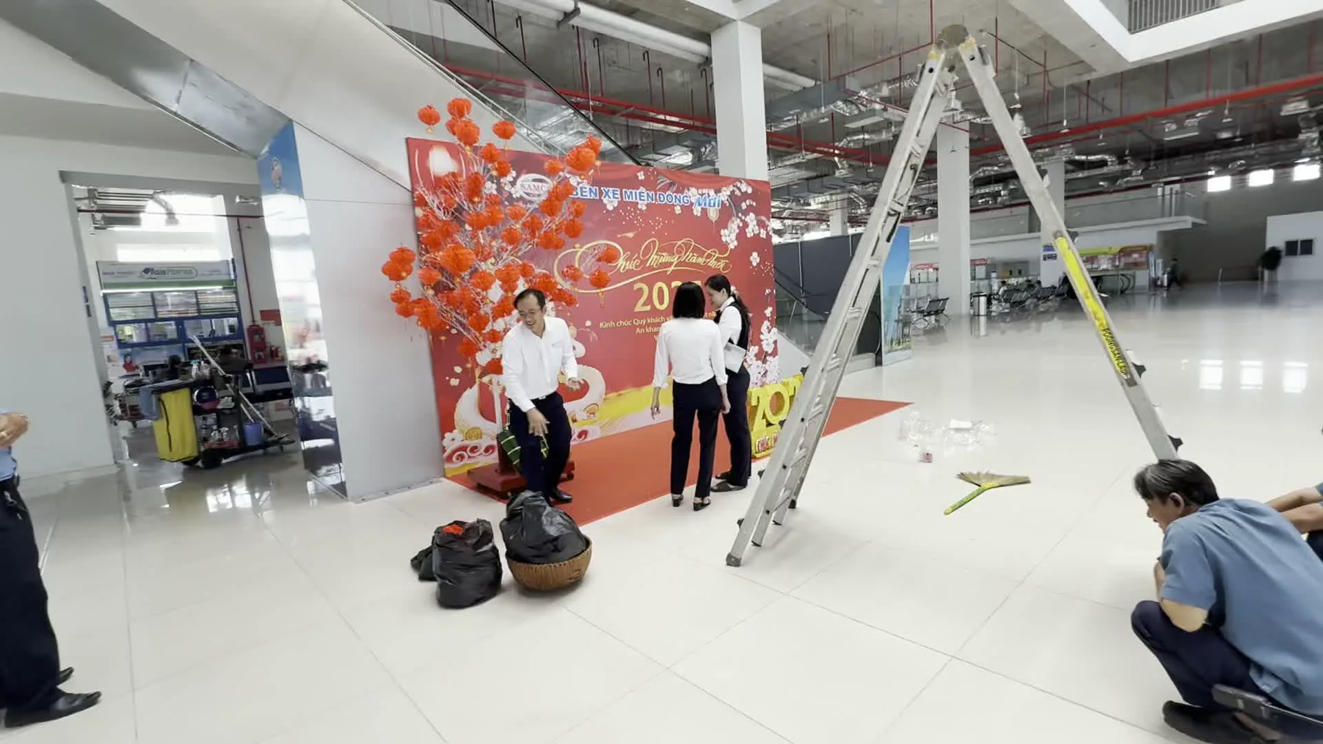 Bến xe Miền Đông mới / Chúc Mừng Năm Mới / Kính chúc Quý khách một năm mới An khang Thịnh vượng（新ミエンタイ・バスターミナル / 新年あけましておめでとうございます / お客様の新しい一年が健康で繁栄しますようお祈り申し上げますというテトの祝賀メッセージ）