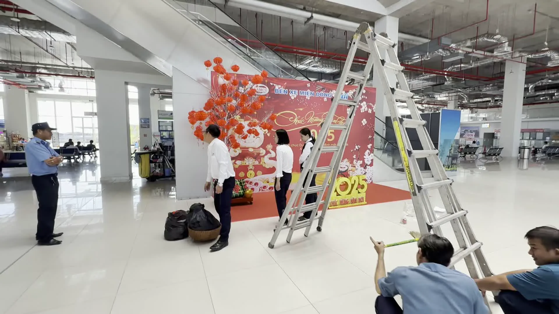 BẾN XE MIỀN ĐÔNG MỚI（新ミエンドン・バスターミナル）。Chúc Mừng Năm Mới 2025（2025年あけましておめでとうございます）。Kính chúc Quý khách và gia đình một năm mới An khang - Thịnh vượng Vạn sự như ý（お客様とご家族の新しい年が、健康で、繁栄し、万事思い通りになりますようお祈り申し上げます）