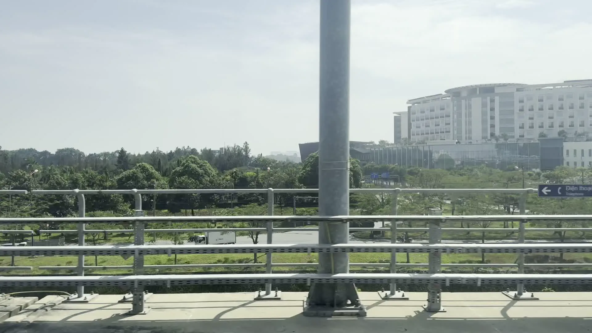 Điện thoại (電話)。Trường Đại học Fulbright Việt Nam (フルブライト大学ベトナム)。Khu Công nghệ cao Thành phố Hồ Chí Minh (ホーチミン市ハイテクパーク)。Tuyến Metro số 1 (Bến Thành – Suối Tiên) (ホーチミンメトロ1号線 (ベンタイン～スオイティエン線))