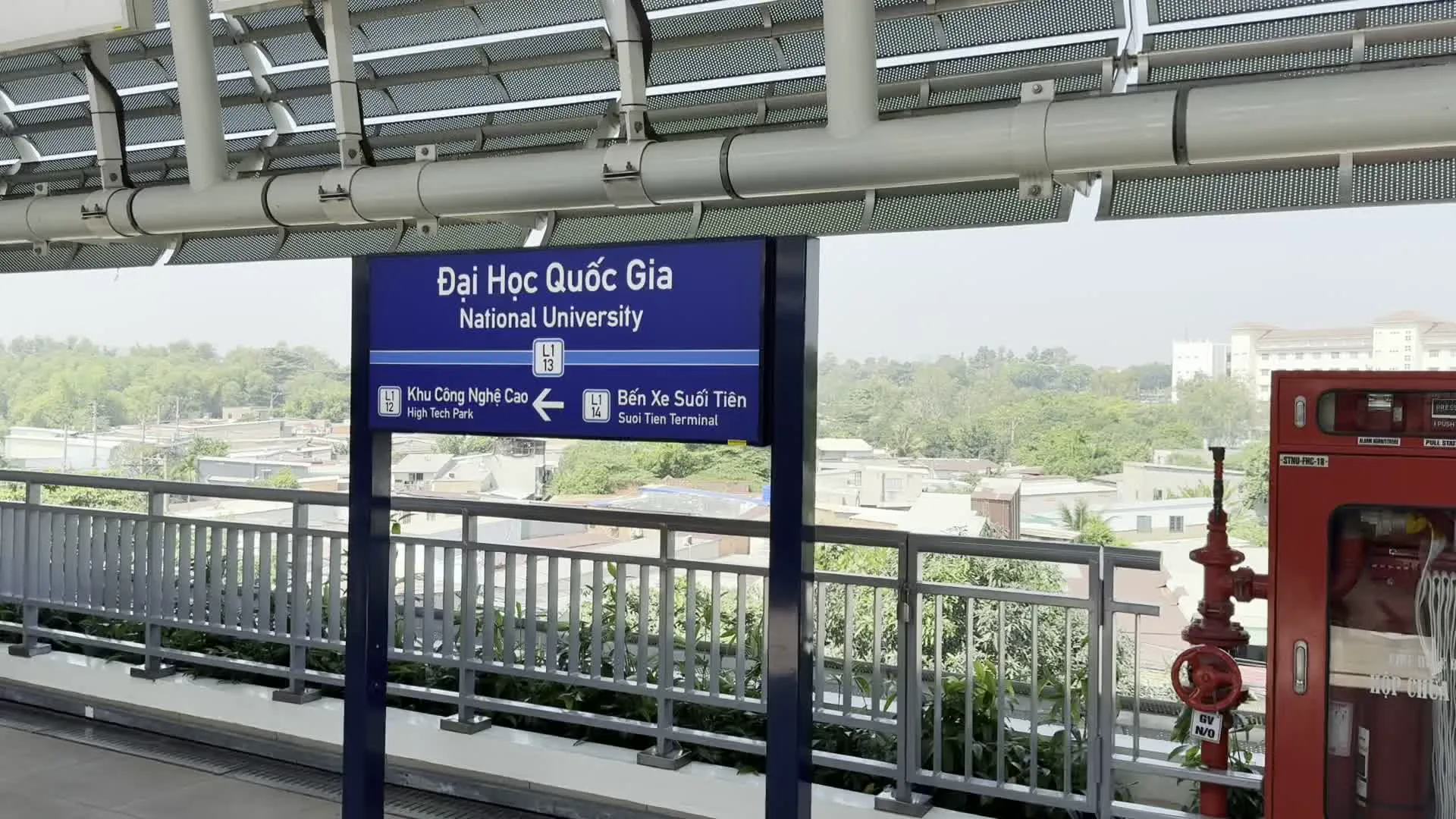 Đại Học Quốc Gia, Khu Công Nghệ Cao, Bến Xe Suối Tiên (ホーチミンメトロ1号線の駅案内標識。現在地がベトナム国家大学駅（L1-13）