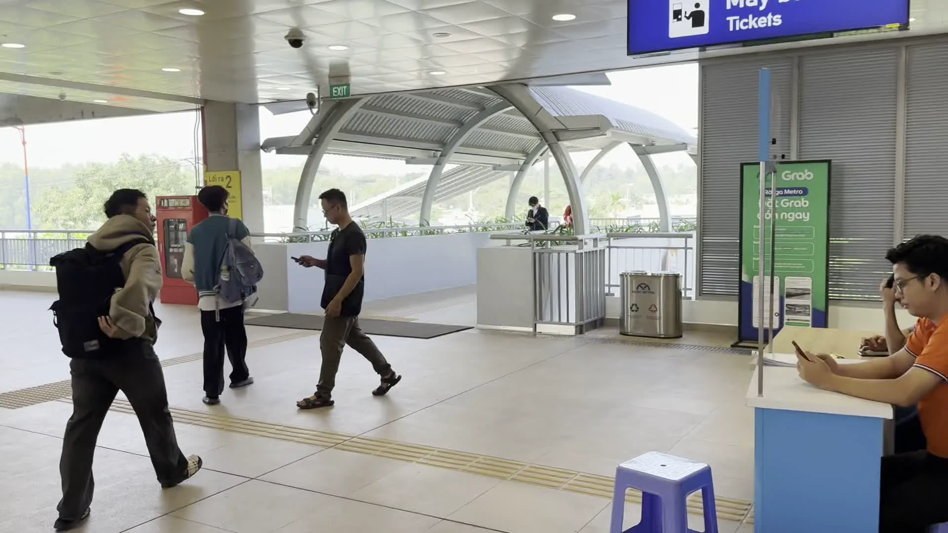 Ga Khu Công nghệ cao (Tuyến Metro số 1, Thành phố Hồ Chí Minh) (ホーチミン市メトロ1号線 ハイテクパーク駅)。Quầy vé (チケットカウンター)。GIÁ VÉ (運賃表)。CÁC BƯỚC MUA VÉ (チケット購入手順)。Grab (グラブ・配車サービス)