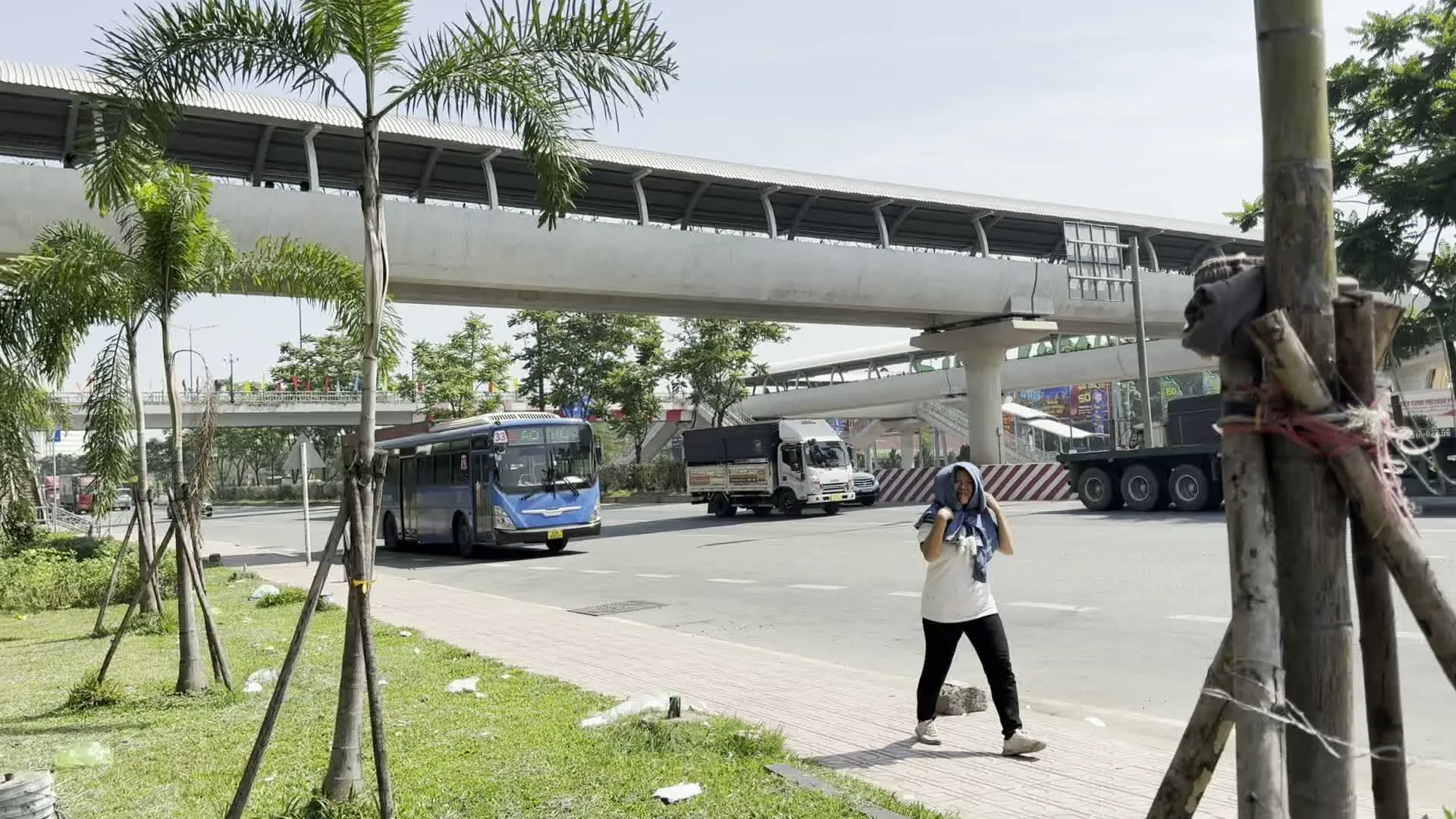 Bến xe Miền Đông Mới（新ミエンドン・バスターミナル）。Ga Bến xe Miền Đông Mới (Tuyến Metro số 1)（新ミエンドン・バスターミナル駅（ホーチミンメトロ1号線）。Xe buýt SAMCO số 33（SAMCO製バス33番線）