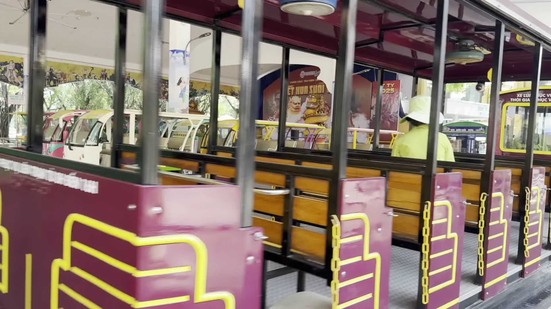 Khu Du Lịch Văn Hóa Suối Tiên（スイティエン文化観光公園）。www.suoitien.com（スイティエン・テーマパークの公式サイト）。HOTLINE: 1900 636 787（スイティエン・テーマパークのホットライン）。TẾT NỮA SUỐI TIÊN - TÝ 2020（スイティエンの再びのテト - 2020年子年。園内のイベントポスター）。Xe lửa du lịch（園内を周遊する観光列車）