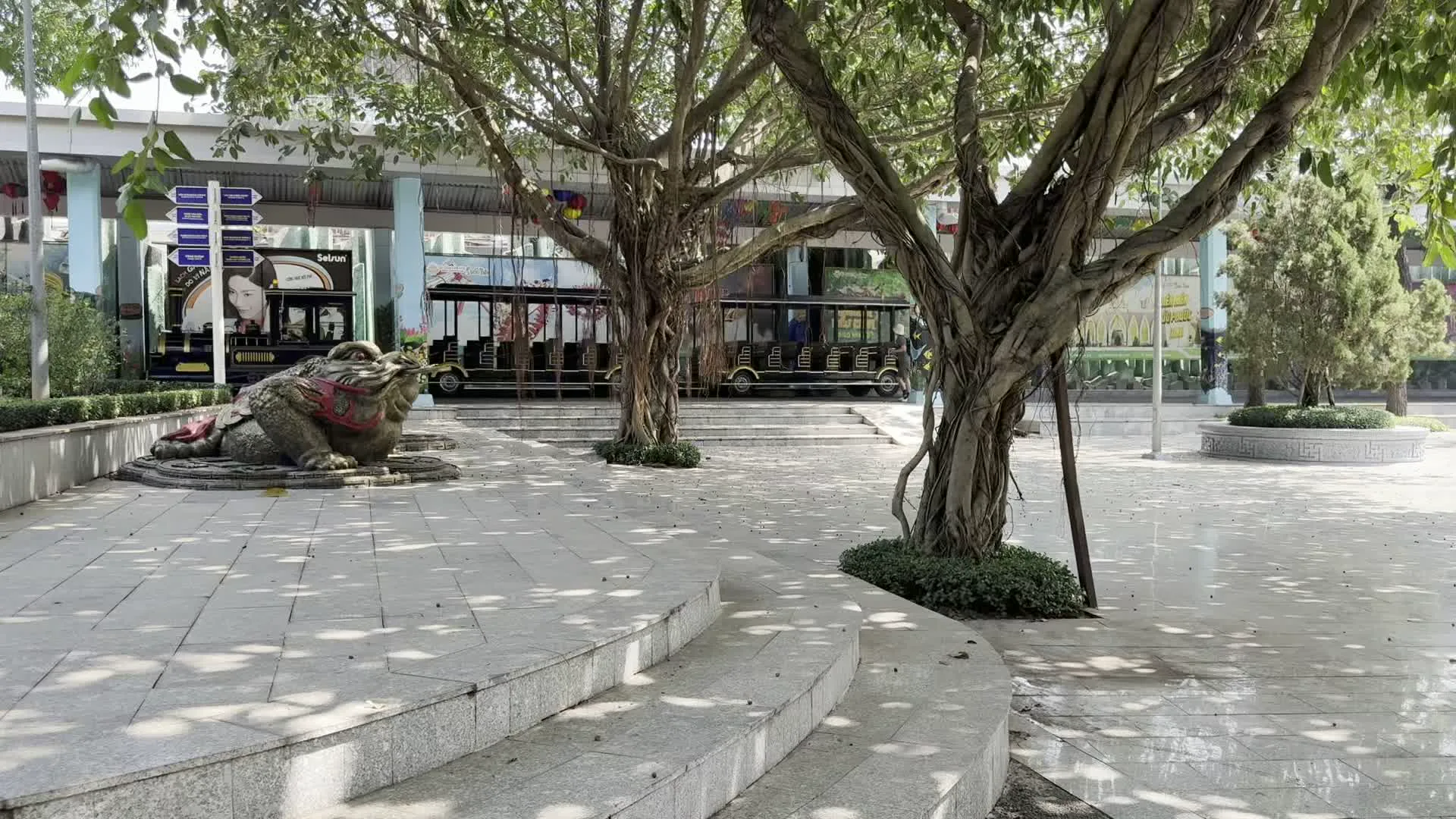 Khu Du lịch Văn hóa Suối Tiên (スオイティエン文化公園)。Sơn Tinh Thủy Tinh (ソンティン・トゥイティン / ベトナムの伝説「山の神と水の神」をテーマにしたアトラクションの看板)。Saigon (サイゴン / 観光トラムの側面に書かれた文字)