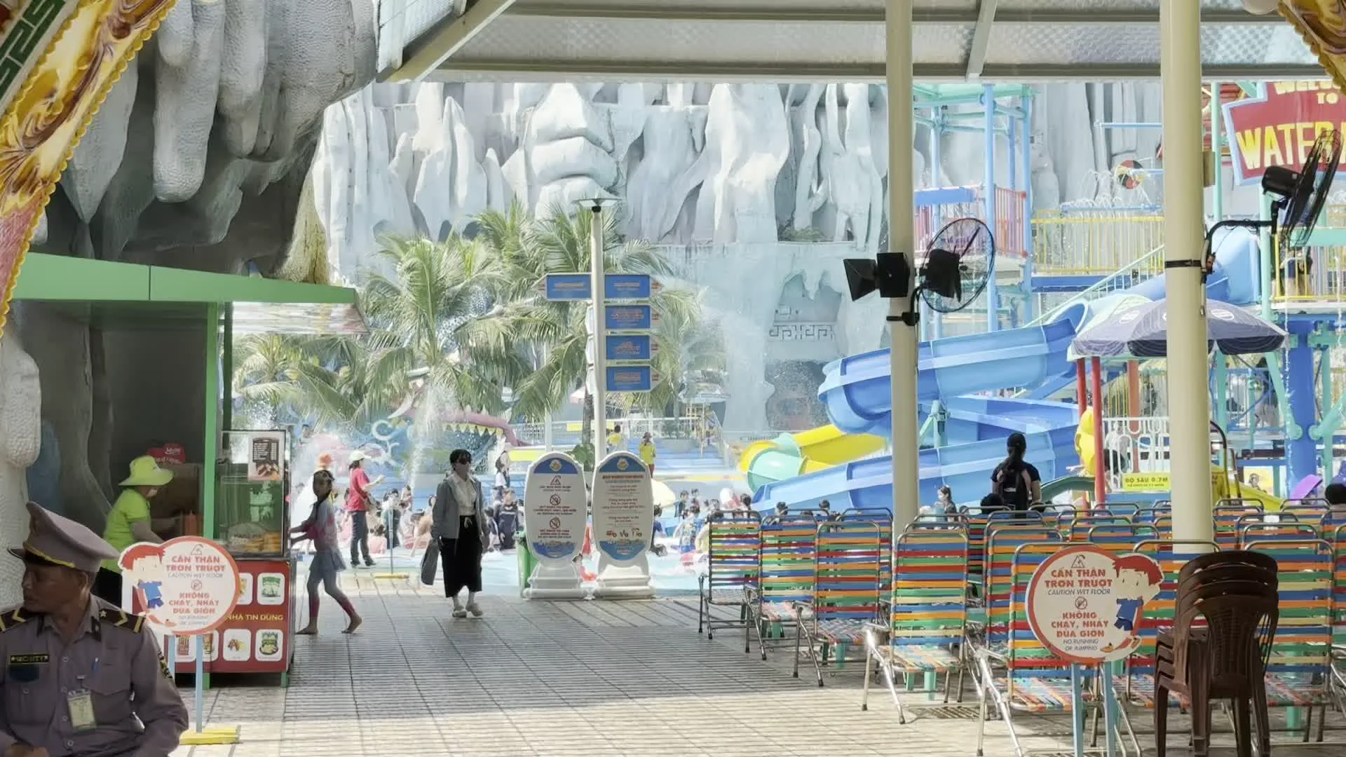 Khu du lịch Văn hóa Suối Tiên（スイティエン・カルチュラル・テーマパーク）。Biển Tiên Đồng - Ngọc Nữ（ティエンドン・ゴックヌー・ビーチ - スイティエン公園内のウォーターパーク）。WATER PARK（ウォーターパーク）。CẨN THẬN TRƠN TRƯỢT / KHÔNG CHẠY, NHẢY ĐÙA GIỠN（注意：滑りやすい／走る、跳ぶ、ふざけることは禁止）