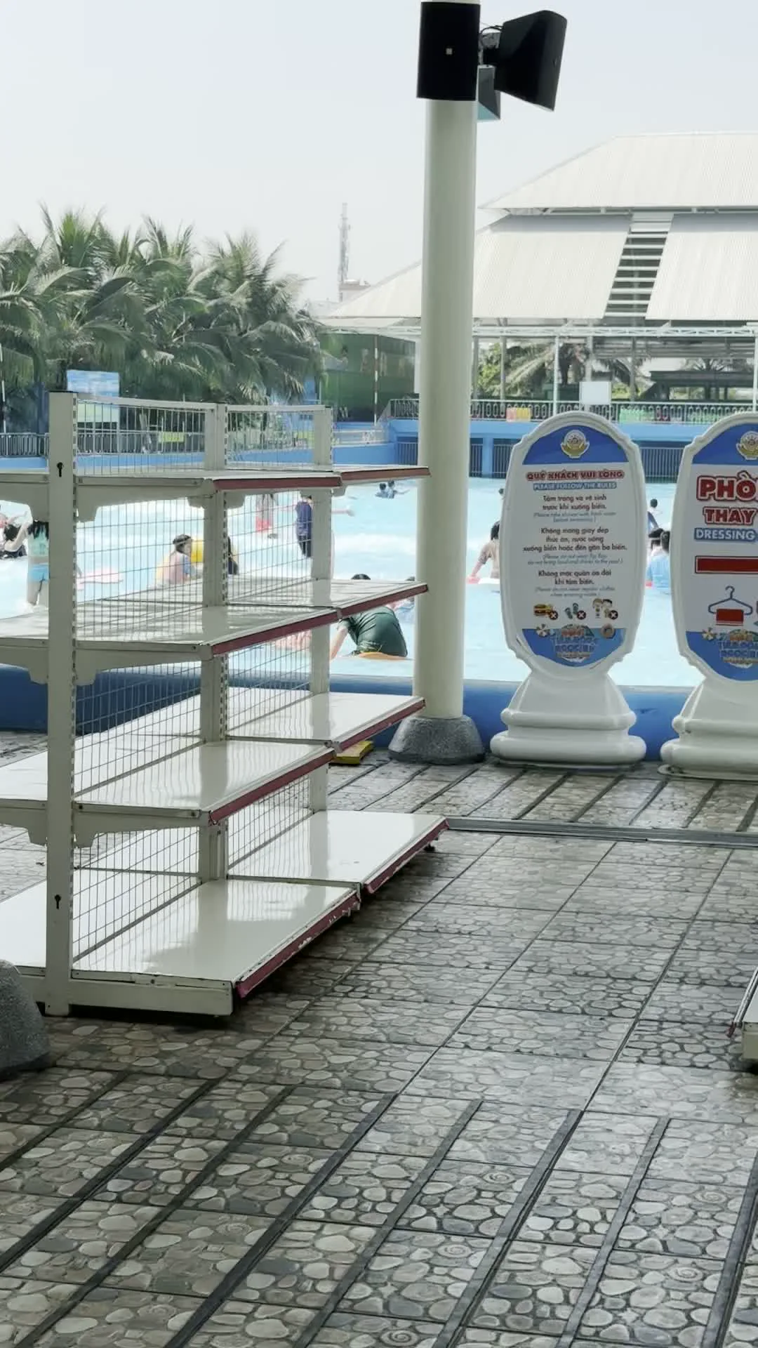 Công viên Văn hóa Suối Tiên (スイティエン・カルチュラル・テーマパーク)。QUÝ KHÁCH VUI LÒNG (プール利用の注意喚起看板)。PHÒNG THAY ĐỒ / DRESSING ROOM (更衣室の案内看板)。CẨN TRỌNG TRƠN TRƯỢT / CAUTION WET FLOOR (滑りやすい床への注意喚起看板)