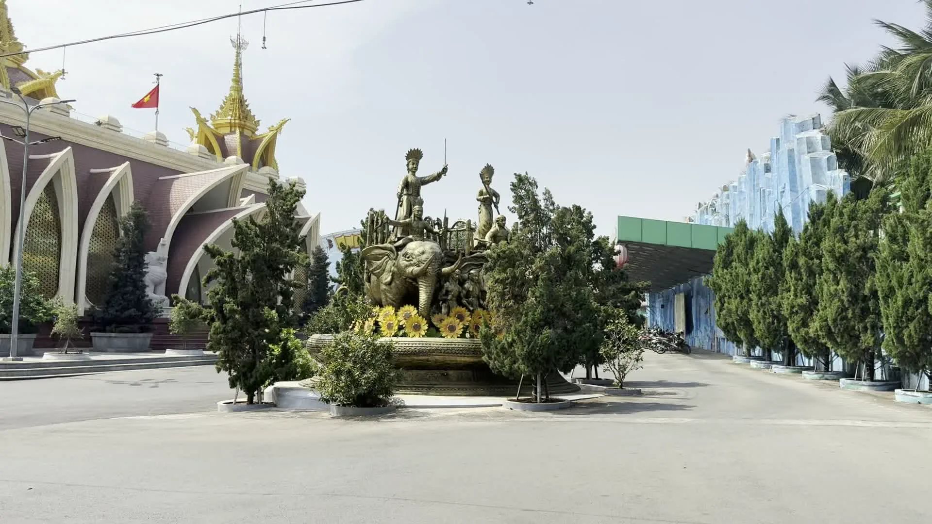 Khu du lịch Văn hóa Suối Tiên (スイティエン・カルチュラル・テーマパーク)。Tượng đài Hai Bà Trưng (チュン姉妹の像)