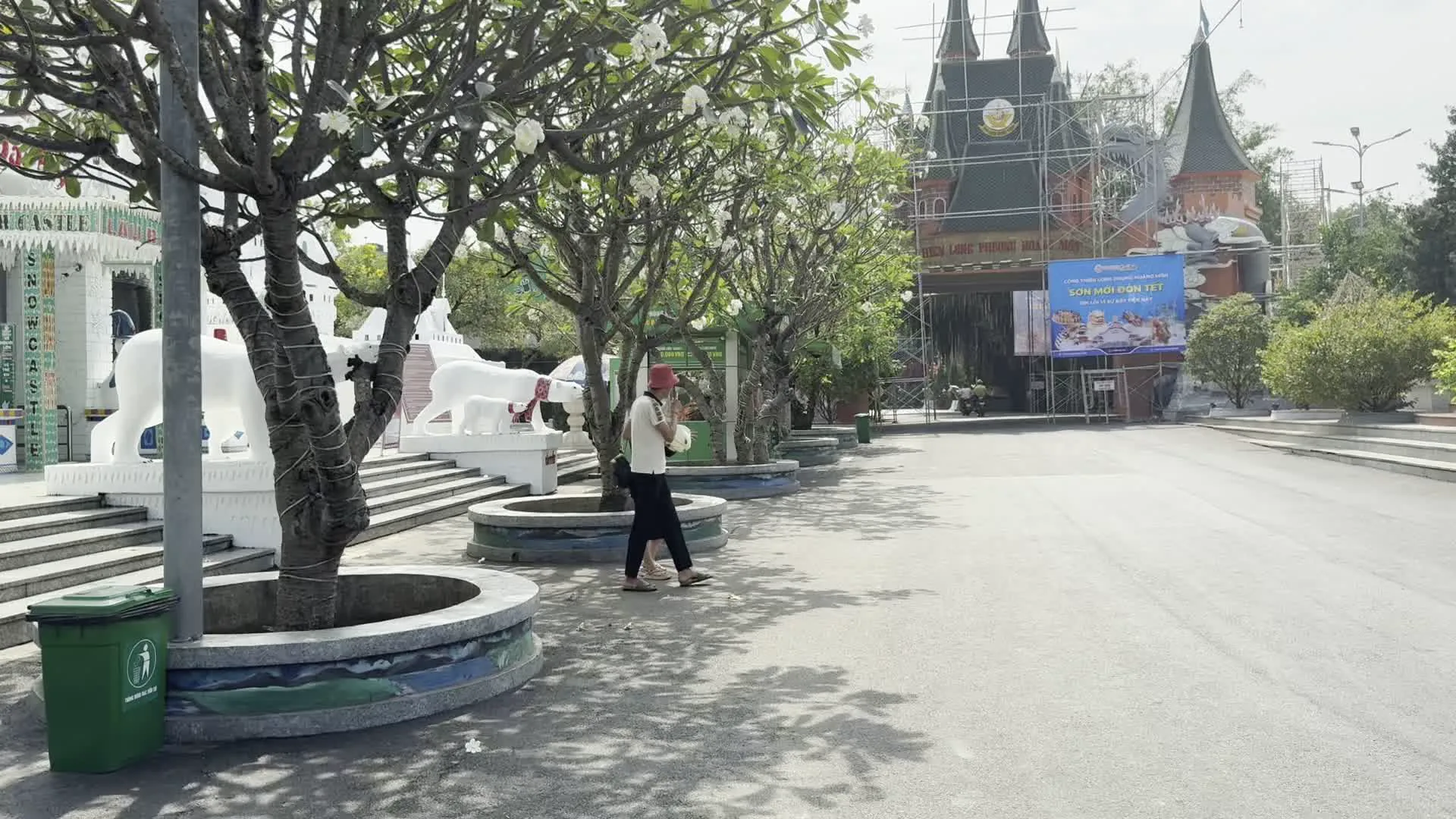 Khu du lịch Văn hóa Suối Tiên (スイティエン・カルチュラル・テーマパーク)。Long Phụng Sum Vầy (龍と鳳凰の集い)。SƠN MỚI ĐÓN TẾT (新しい塗装でテトを迎えよう)