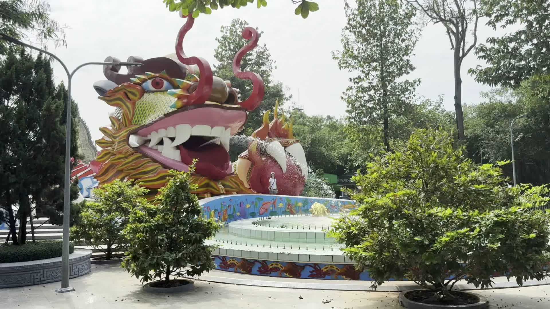 Khu du lịch Văn hóa Suối Tiên（スイティエン文化観光公園）。Điện Ngọc Bửu Phước Linh（ゴック・ブー・フック・リン殿 - スイティエン公園内の寺院風建築物の広告）。120 Xa lộ Hà Nội, phường Tân Phú, Thủ Đức, TP. HCM（ホーチミン市トゥードゥック市タンフー坊ハノイ大通り120番地の住所表記）