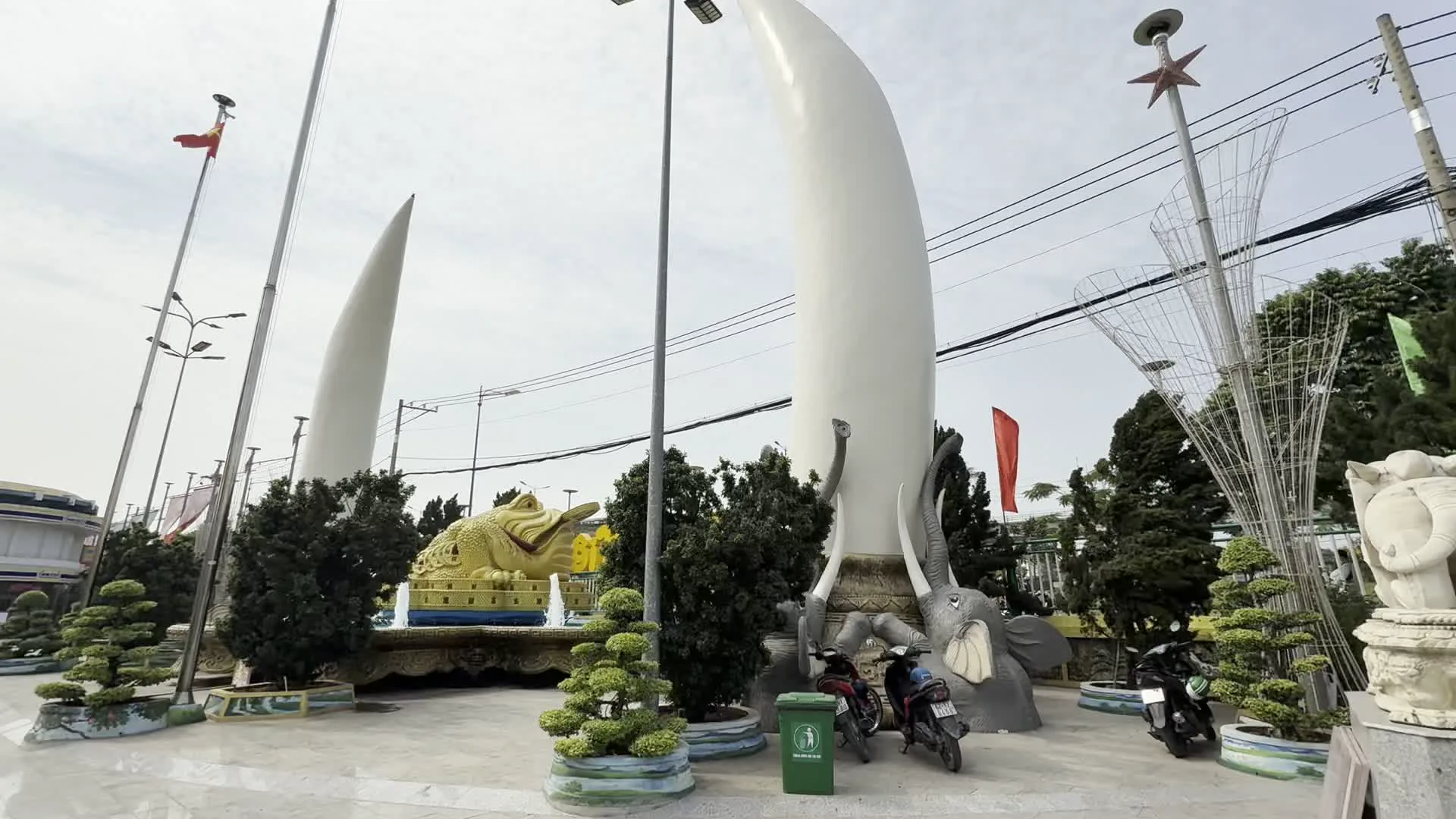 Vòng xoay Tam Hiệp (タムヒエップ・ロータリー、ドンナイ省ビエンホア市の象徴的なロータリーにある巨大な象牙と象の彫刻)