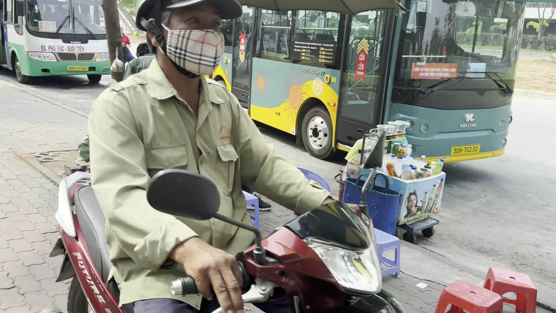 B.X. PHÚ TÚC - SUỐI TIÊN（フー・トゥックバスターミナル - スオイ・ティエン行きバス）。VinBus（ビンバス、ホーチミン市で運行されている電気バス）。CÔNG TY TNHH DỊCH VỤ VẬN TẢI SINH THÁI VINBUS - CHI NHÁNH TP. HỒ CHÍ MINH（VinBus生態輸送サービス有限会社 - ホーチミン市支社）。CỬA LÊN / ENTRANCE（乗車口）