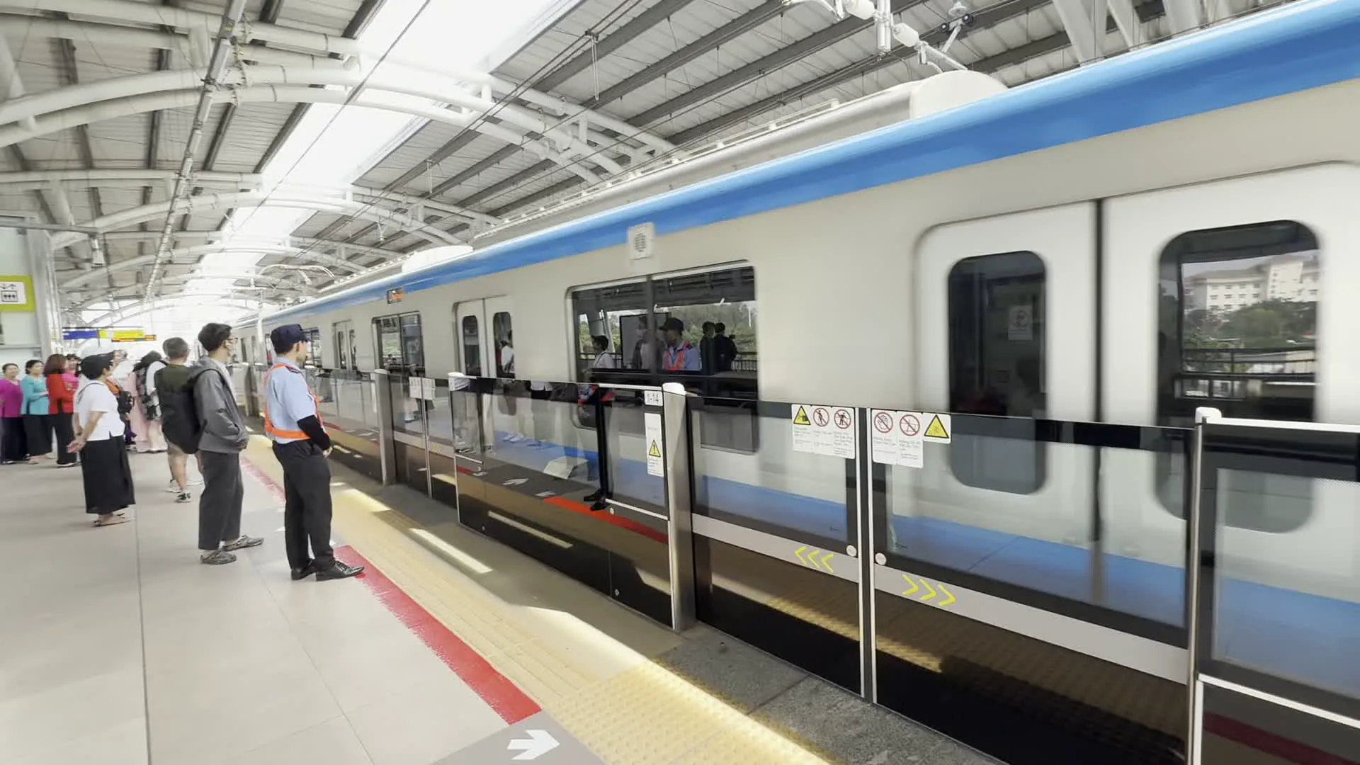 Bến Thành - Suối Tiên（ベンタイン - スオイティエン / ホーチミンメトロ1号線の路線名）。Ga Khu Công nghệ cao（ハイテクパーク駅）