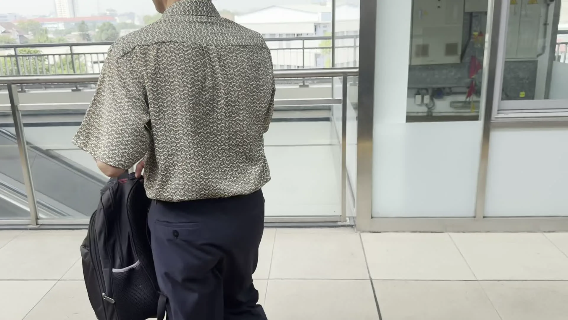 Ga Khu Công Nghệ Cao (ハイテクパーク駅)。L1 đi Bến Thành (1号線 ベンタイン方面行き)。Đại Học Quốc Gia (国家大学)。Thủ Đức (トゥードゥック)。Bến Thành (ベンタイン)。Suối Tiên (スオイティエン)。Thang máy (エレベーター)