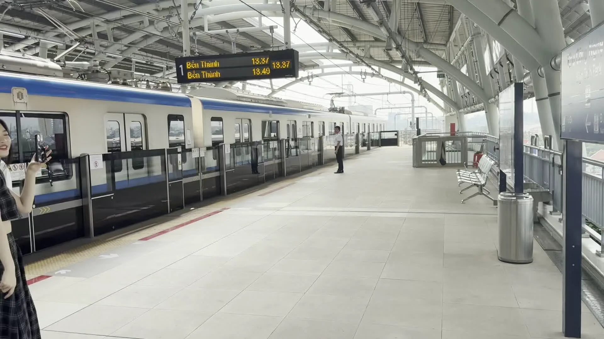 Ga Khu Công nghệ cao (ホーチミンメトロ ハイテクパーク駅)。Bến Thành (ベンタイン / ホーチミンメトロ1号線の終着駅)。Suối Tiên (スイティエン / 観光地・メトロ駅名)。Đại học Quốc gia (国家大学 / ホーチミン国家大学)