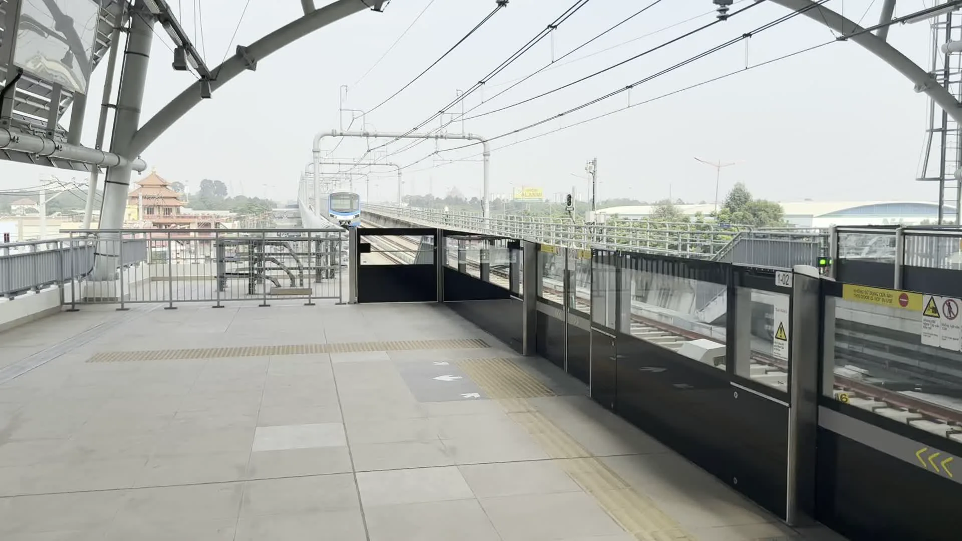 Ga Công nghệ cao (Tuyến Metro số 1)（ハイテクパーク駅（メトロ1号線）。Sơ đồ tuyến Metro số 1（メトロ1号線の路線図）。Thang máy / Elevator（エレベーター）。Lối ra / Exit（出口）。Toa 1 Cửa 3（1号車3番ドア）。KHÔNG SỬ DỤNG CỬA NÀY / THIS DOOR IS NOT IN USE（このドアは使用できません）。KHÔNG TỰA VÀO CỬA（ドアに寄りかからないでください）。CẨN THẬN KẸT TAY（指挟み注意）。CẨN THẬN TRƯỢT NGÃ（滑り注意）。CHÚ Ý KHOẢNG CÁCH（隙間に注意）