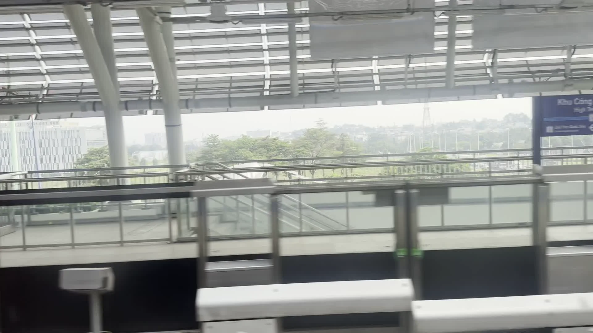 Ga Khu Công nghệ cao (ハイテクパーク駅)。Bảng chỉ dẫn hướng đi Bến Thành - Suối Tiên (ベンタイン - スオイティエン方面の案内標識)。HUTECH (Đại học Công nghệ TP.HCM) - cơ sở Khu Công nghệ cao (ホーチミン市工科大学 - ハイテクパークキャンパス)