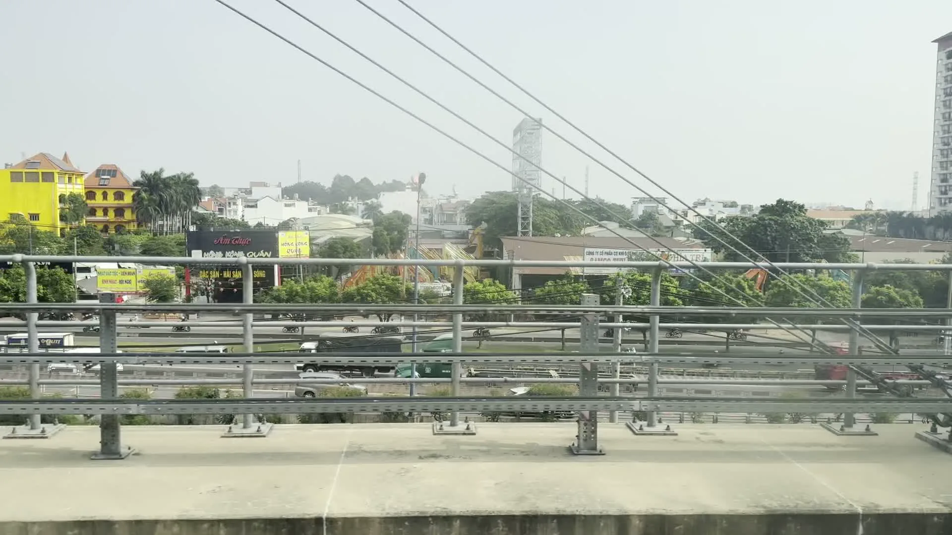 Thủ Đức / Thu Duc (トゥードゥック / ホーチミン市メトロ1号線の駅名)。Ẩm Thực Xinh Quán (アムトゥック・シン・クアン / レストラン名)。CÔNG TY CỔ PHẦN CƠ KHÍ GIAO THÔNG VẬN TẢI SÀI GÒN - SAMCO (サイゴン交通機械総公社 - SAMCO)