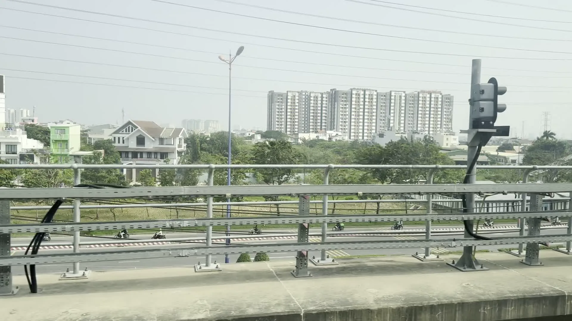 PHƯỚC LONG / Bến Xe Miền Đông / Suối Tiên（ホーチミンメトロ1号線フックロン駅の案内標識：ミエンドン・バスターミナル方面 / スイティエン方面）