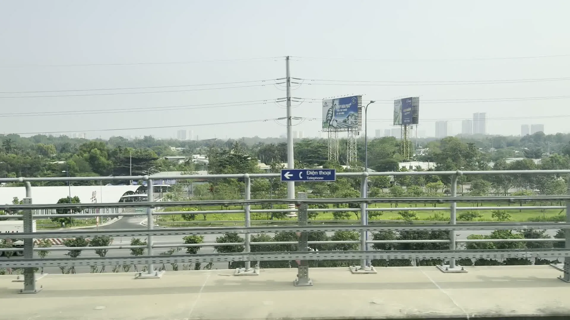 Chùa Bửu Long (寶龍寺)。Estella Heights (エステラハイツ、高層マンション群)。Estella Place (エステラプレイス、ショッピングモール)