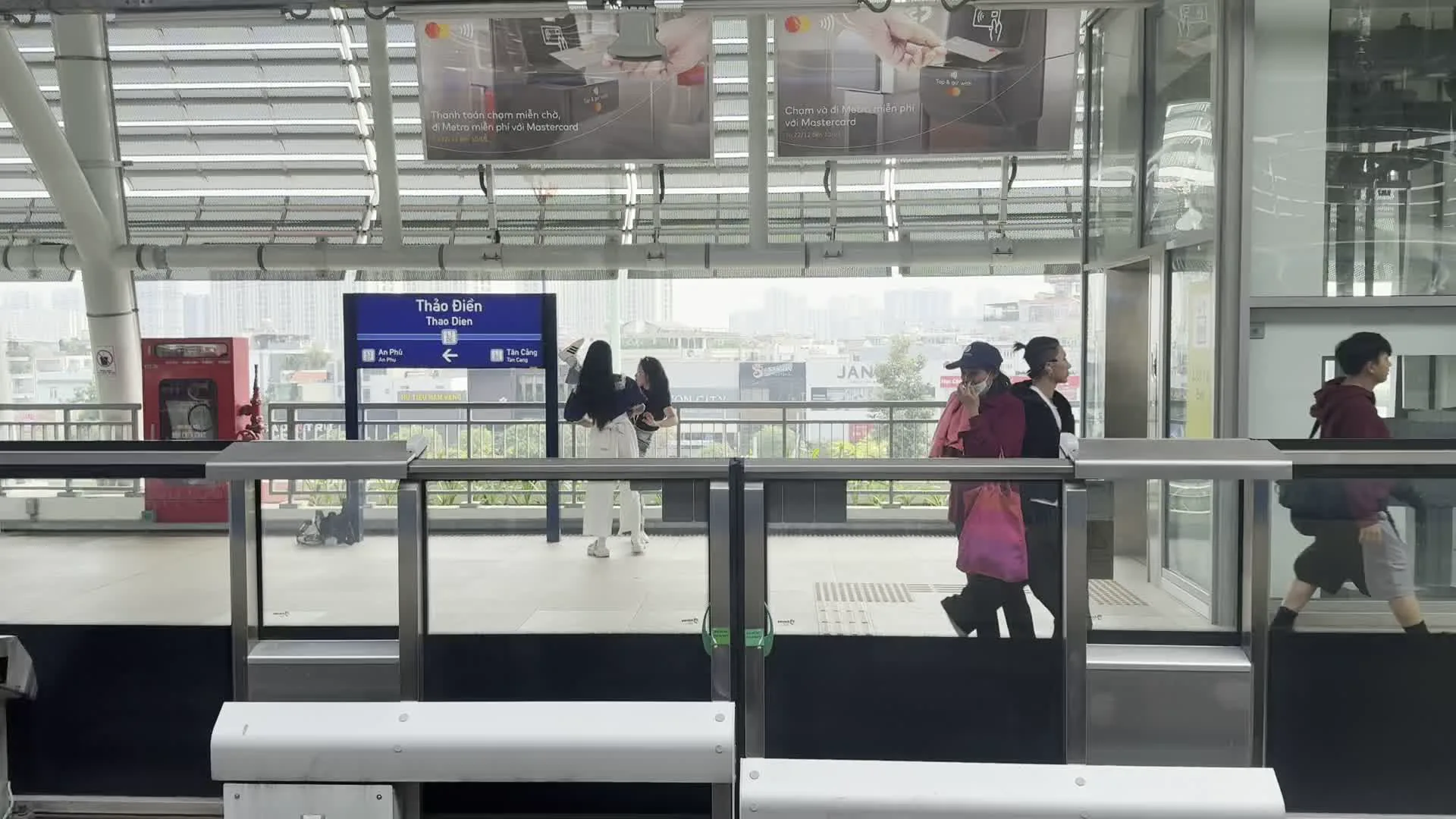 Ga Thảo Điền, Tuyến Metro số 1 (ホーチミンメトロ1号線 タオディエン駅)。Biển chỉ hướng đi ga An Phú và ga Tân Cảng (アンフー駅・タンカン駅方面の案内標識)