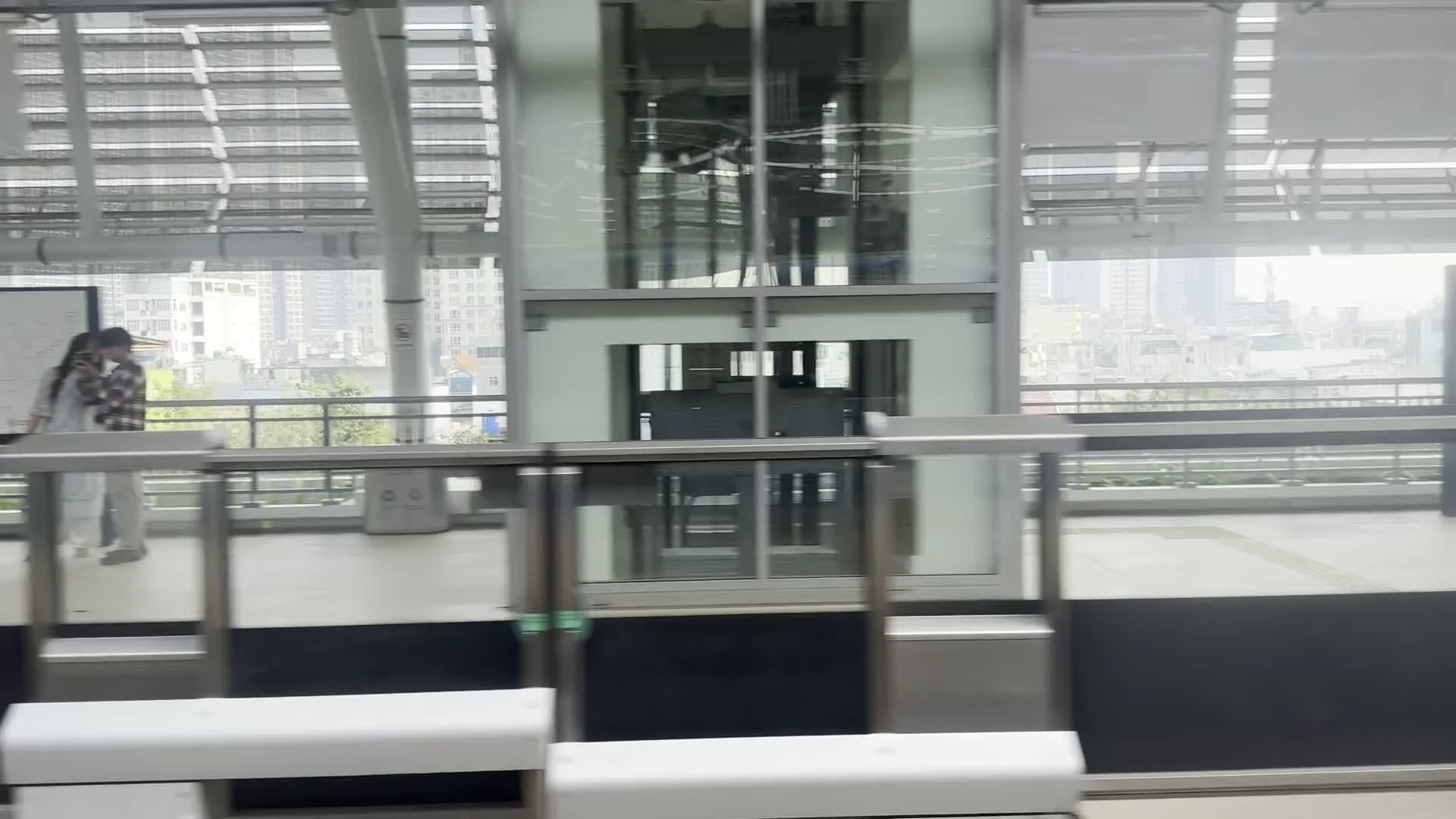 Vinhomes Landmark 81（ビンホームズ・ランドマーク81、ホーチミン市の超高層ビル）。LOTTERY（「宝くじ」と書かれた看板の文字）。ĐỒ SƠN（ドーソン、建物の縦看板の文字）。Điện thoại / Thảo Điền（電話 / タオディエン地区、方面案内標識）