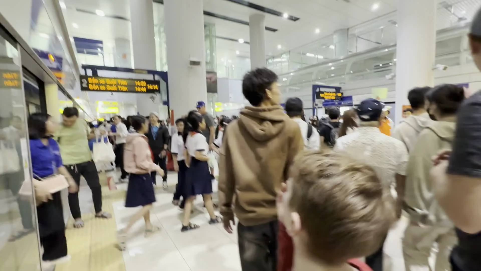 Ga Nhà hát Thành phố (ホーチミン市市民劇場駅)。Tuyến Metro số 1 Bến Thành - Suối Tiên (ホーチミンメトロ1号線 ベンタイン-スオイティエン線)。Đến ga Suối Tiên / Đến ga Bến Thành (スオイティエン駅行き / ベンタイン駅行き)。Lối ra / Exit (出口)