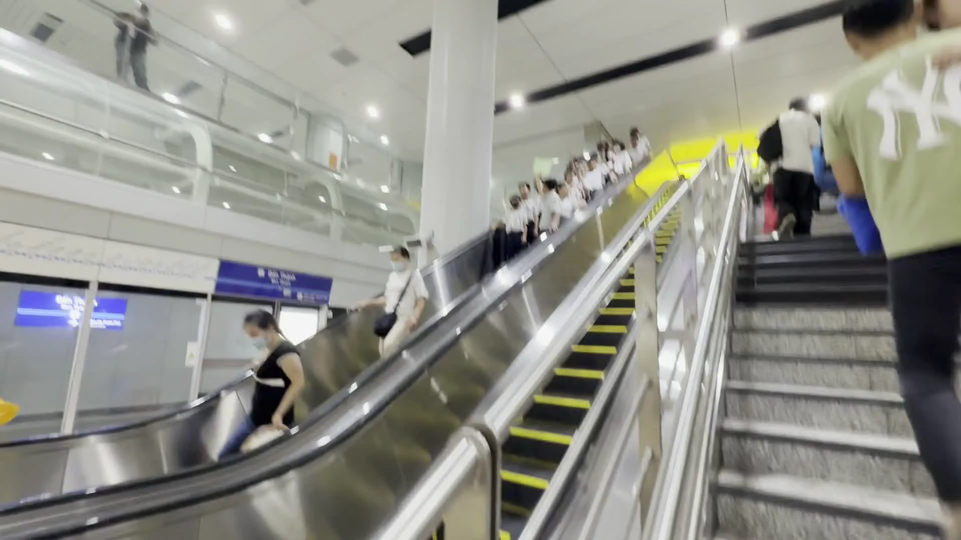 Ga Nhà hát Thành phố (ホーチミン市都市鉄道 市民劇場駅)。Bến Thành (ベンタイン駅方面を示す案内標識)。Lối Thoát / Exit (出口)