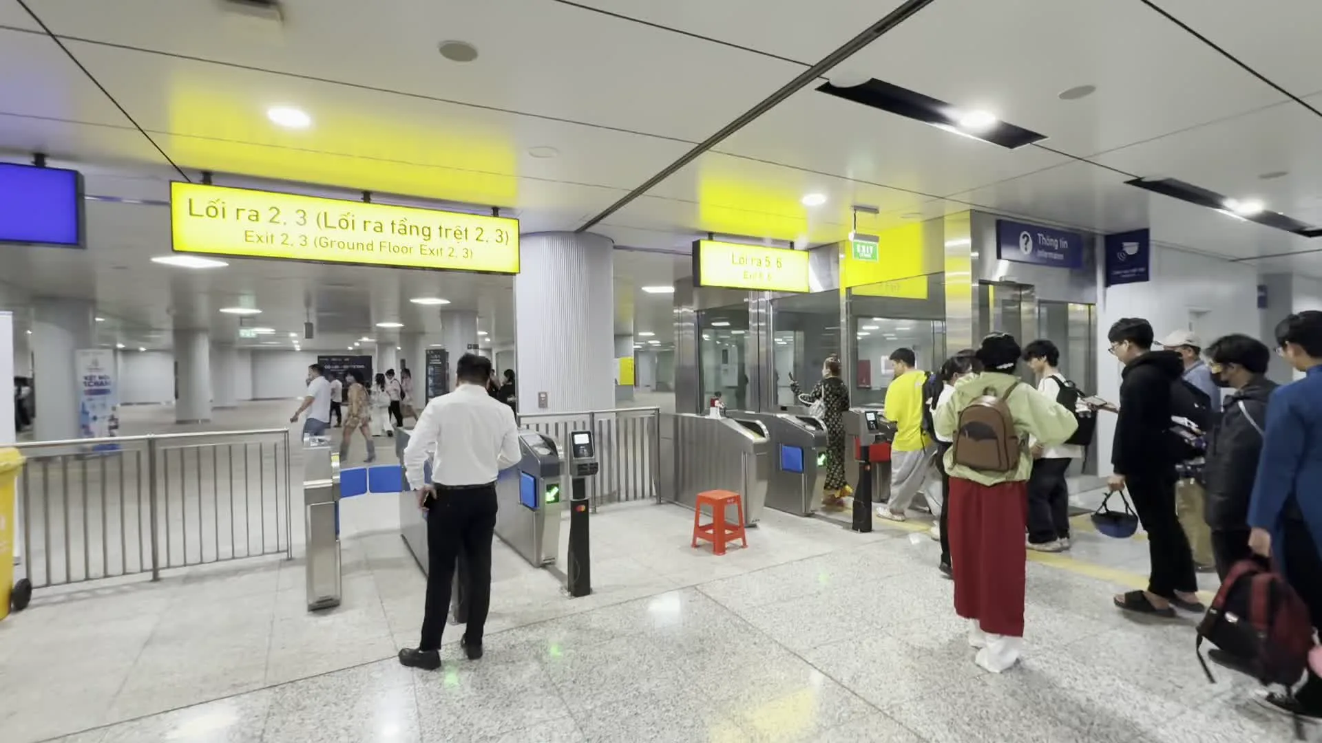 Ga Nhà hát Thành phố（市民劇場駅）。Bến xe Suối Tiên（スオイティエン・バスターミナル駅行き）。Lối ra 2, 3 (Lối ra tầng trệt 2, 3) / Exit 2, 3 (Ground Floor Exit 2, 3)（出口2, 3 / 地上階出口2, 3）。Tàu tới 1 phút（列車到着まで1分）