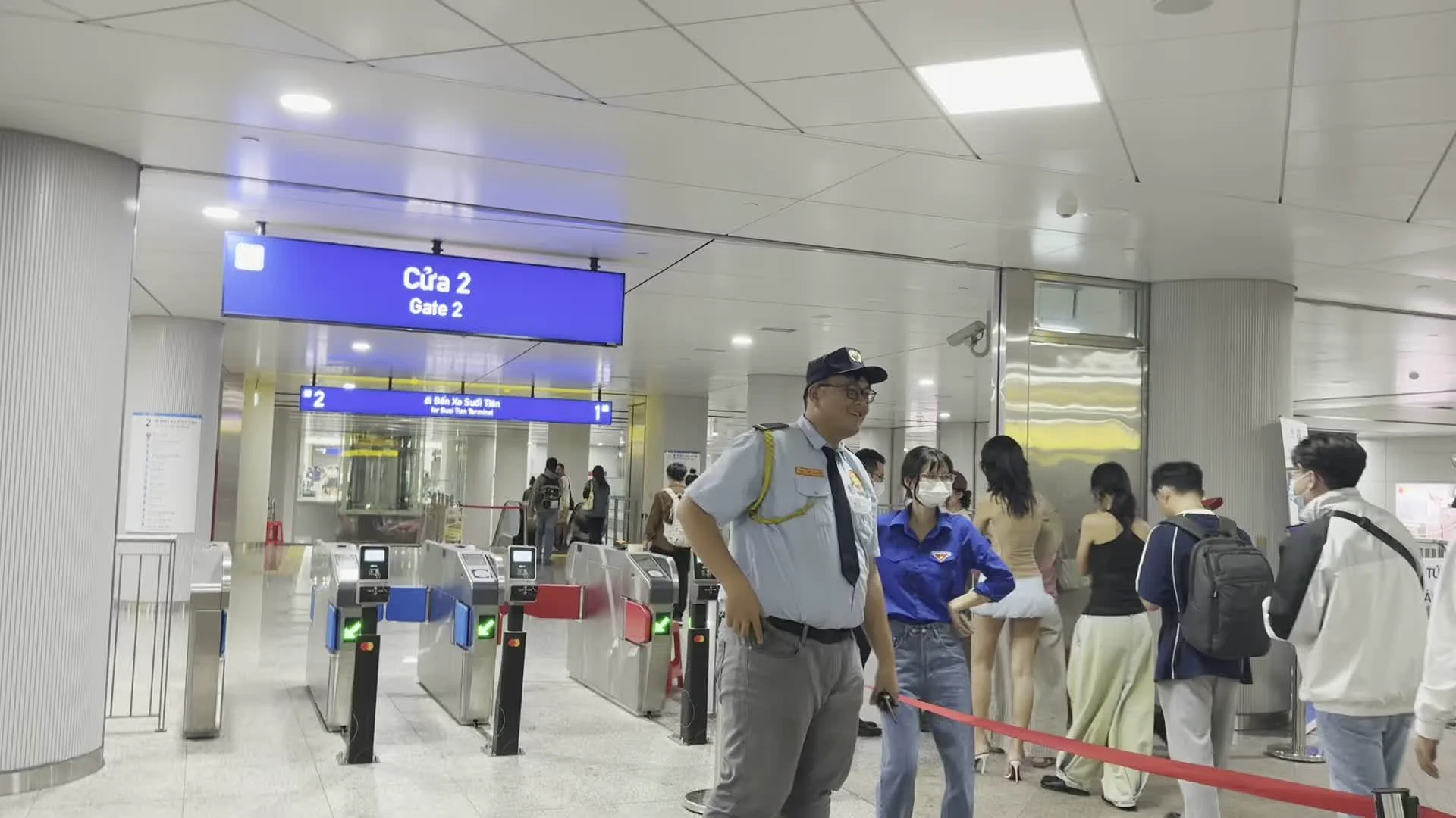 Ga Nhà hát Thành phố (ホーチミン市劇場駅 / オペラハウス駅)。Cửa 2 / Gate 2 (2番出口)。đi đến Ga Suối Tiên / Go to Suoi Tien Terminal (スオイティエン終着駅行き)