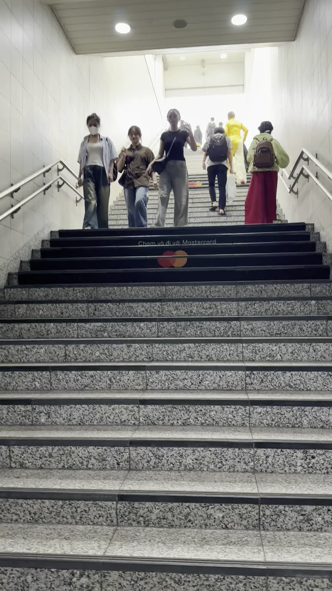 Chạm và đi với Mastercard（Mastercardでタッチ＆ゴー / 非接触決済の広告）