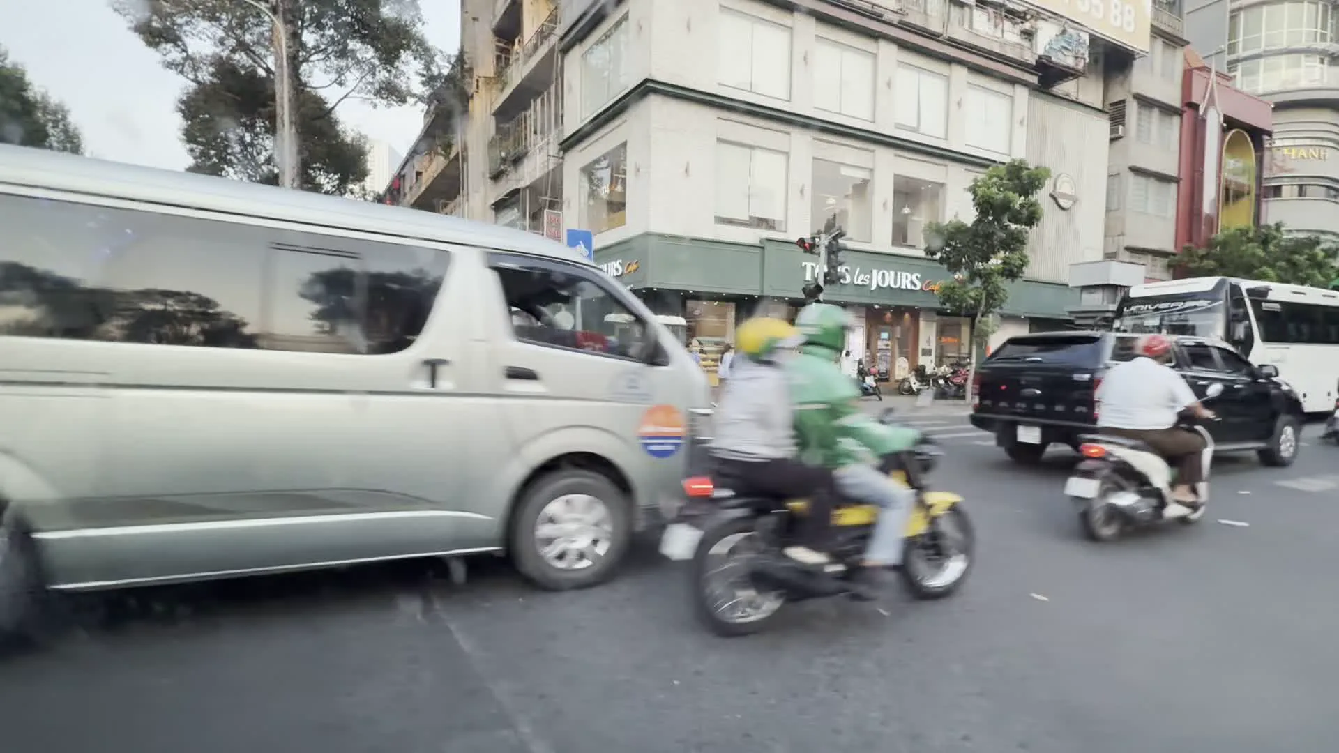 Ngã sáu Phù Đổng (フードン交差点)。Đường Cách Mạng Tháng Tám (八月革命通り)。Đường Nguyễn Thị Minh Khai (グエン・ティ・ミンカイ通り)。TOUS les JOURS Café (トゥレジュール・カフェ)