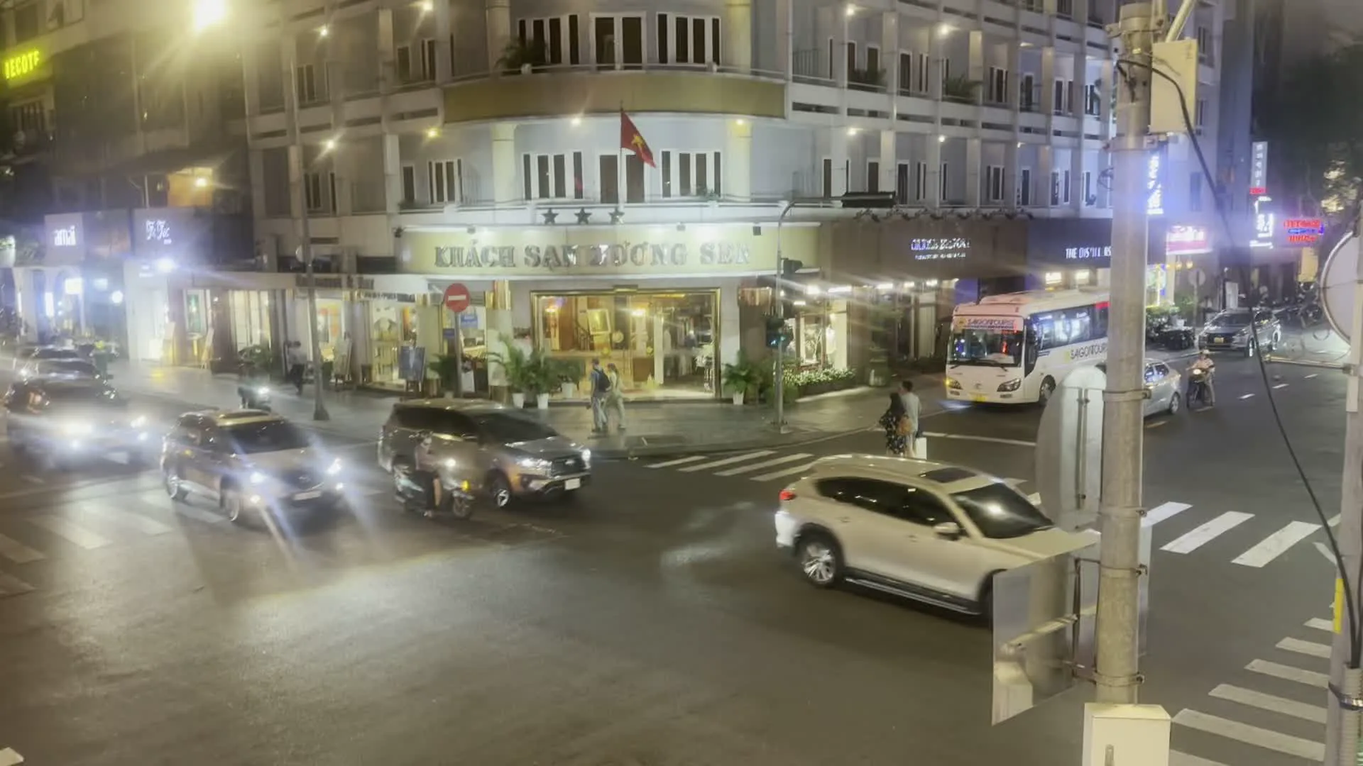 Khách sạn Đường Sen (ドゥオンセン・ホテル、現在のボンセンホテル・サイゴン / Bong Sen Hotel Saigon)。Đường Đồng Khởi (ドンコイ通り)。Saigontourist (サイゴンツーリスト、ベトナムの旅行会社)。The Onitsuka (オニツカ、日本のファッションブランド店)