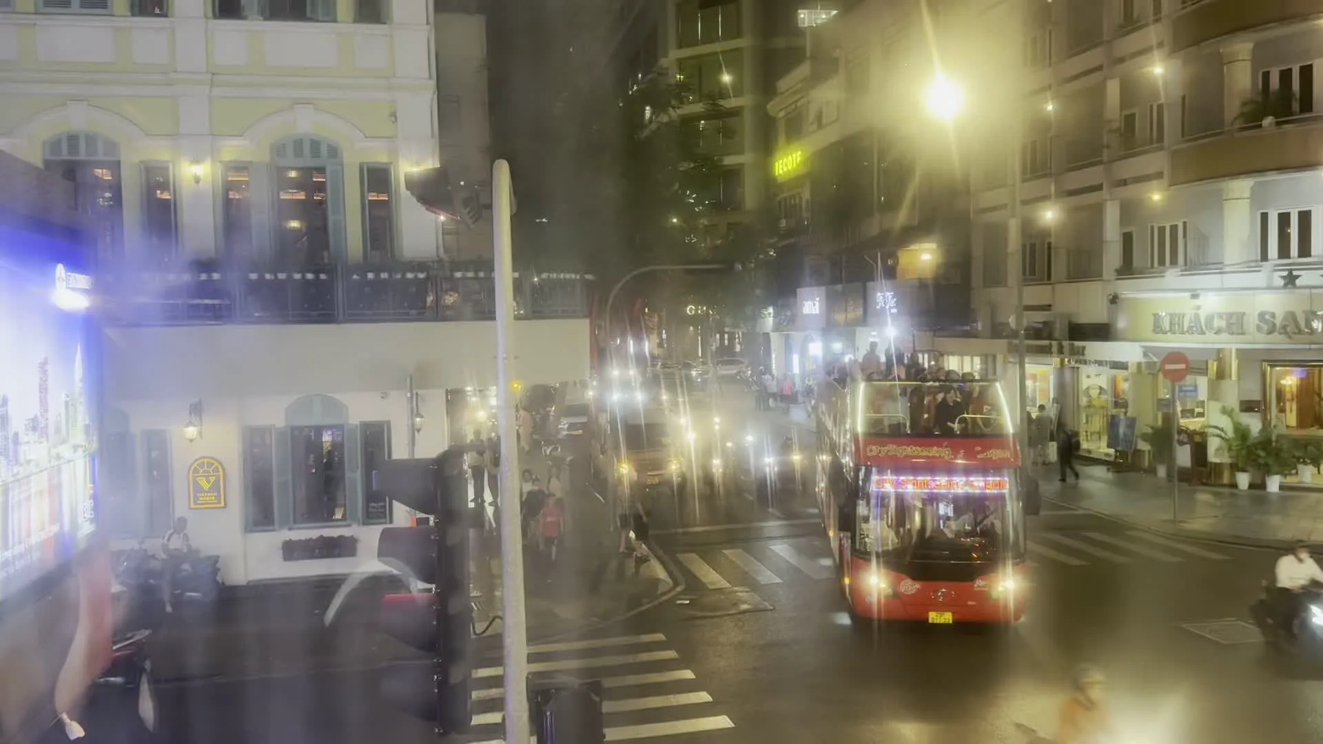 Khách sạn Grand Sài Gòn (グランドホテル・サイゴン)。Xe buýt City Sightseeing Sài Gòn (シティ・サイトシーイング・サイゴン観光バス)