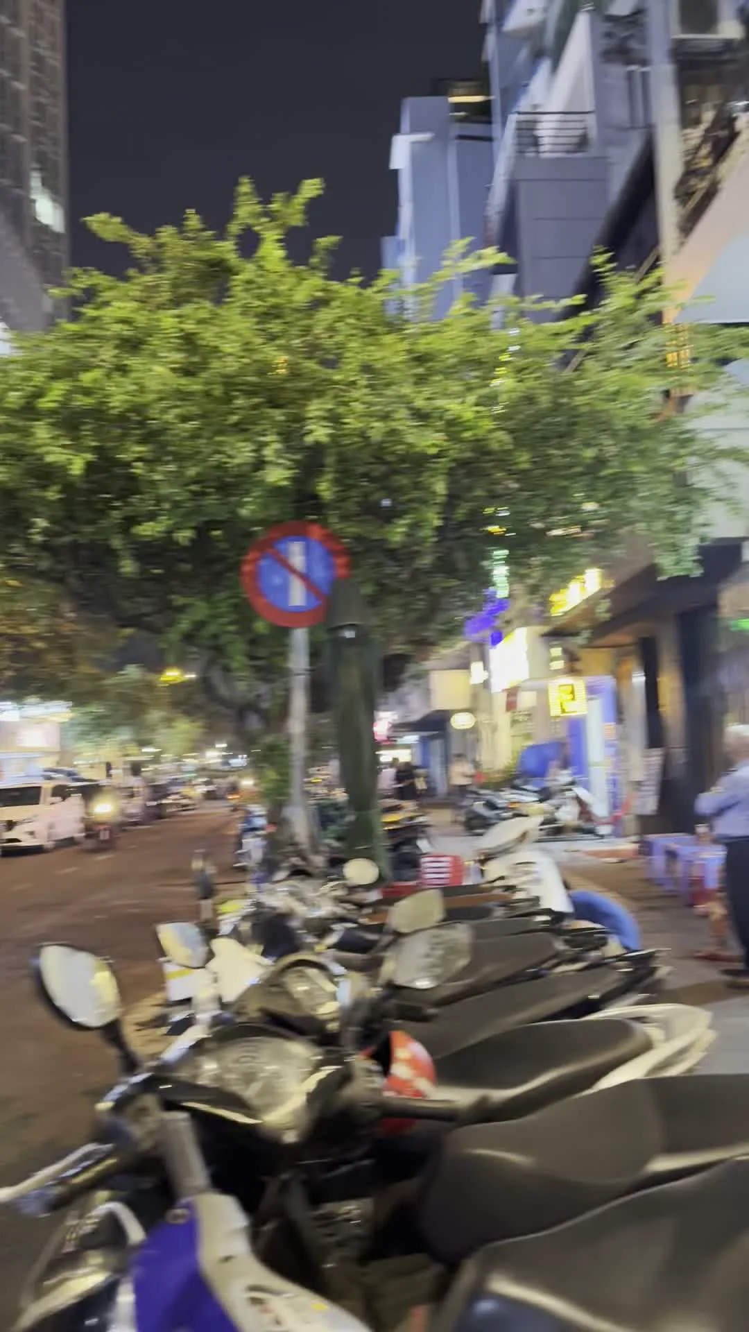 Đường Lê Thánh Tôn, Quận 1, Thành phố Hồ Chí Minh（ホーチミン市1区レタントン通り）。Biển báo cấm đỗ xe（駐車禁止標識）