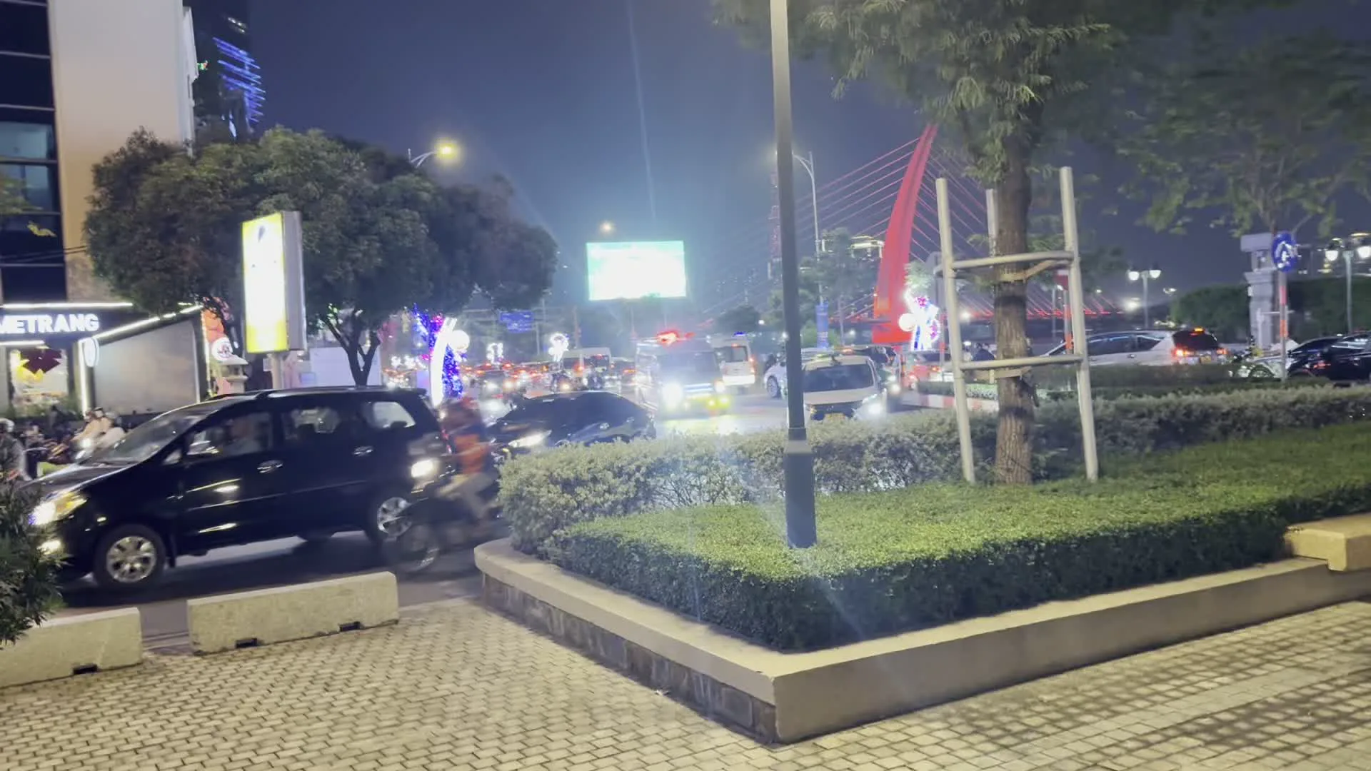 Cầu Ba Son (バーソン橋)。Công viên Bến Bạch Đằng (バクダン埠頭公園)。Khai Xuân Bản Lĩnh (Tiger Beerの広告スローガン、「開春、本領を発揮せよ」の意)。AMBULANCE (救急車)