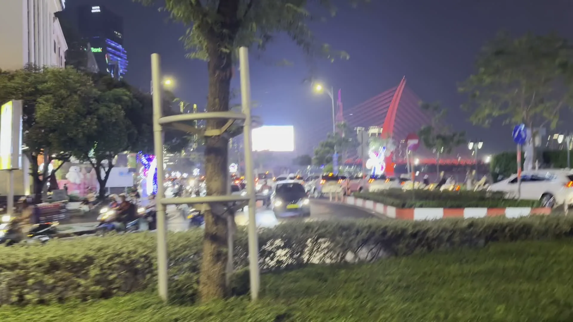 Cầu Ba Son (Cầu Thủ Thiêm 2)（バーソン橋、旧名トゥーティエム2橋）。Tượng đài Trần Hưng Đạo（チャン・フン・ダオ像）