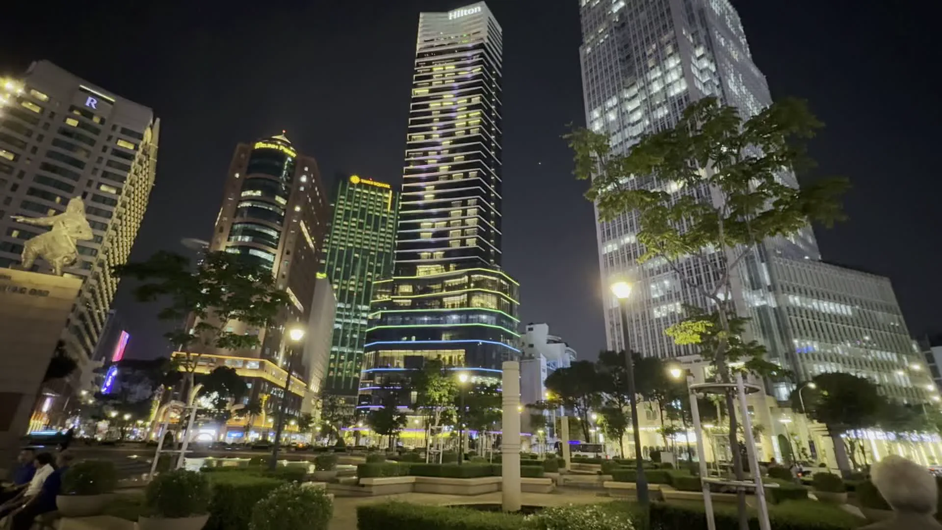 Hilton Saigon (ヒルトン・サイゴン・ホテル)。Công trường Mê Linh (メーリン広場)。Tượng đài Trần Hưng Đạo (チャン・フン・ダオ像)。KHAI XUÂN BẢN LĨNH / Tiger (「気概をもって新年を祝う」というスローガンのタイガービールの広告)