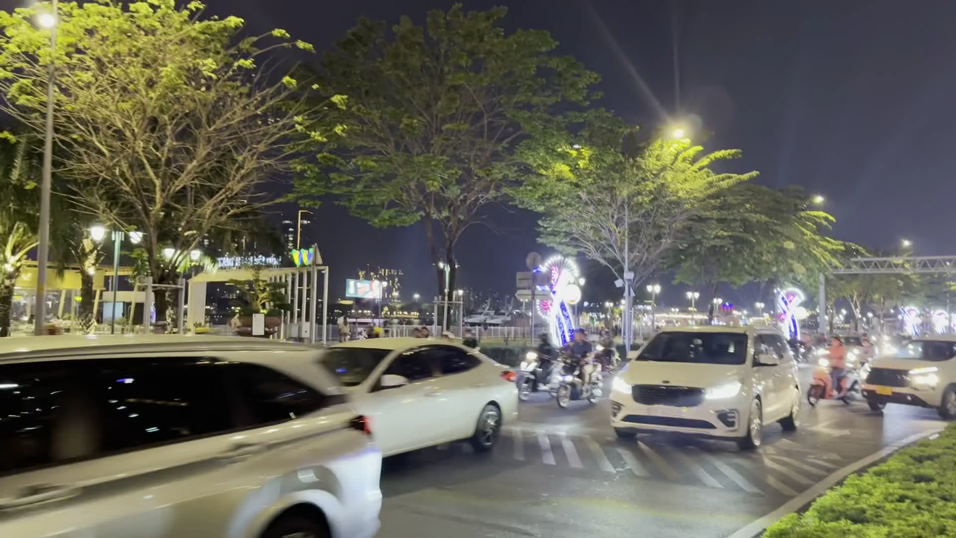 Bến Bạch Đằng (バクダン埠頭)。Công viên Bến Bạch Đằng (バクダン埠頭公園)