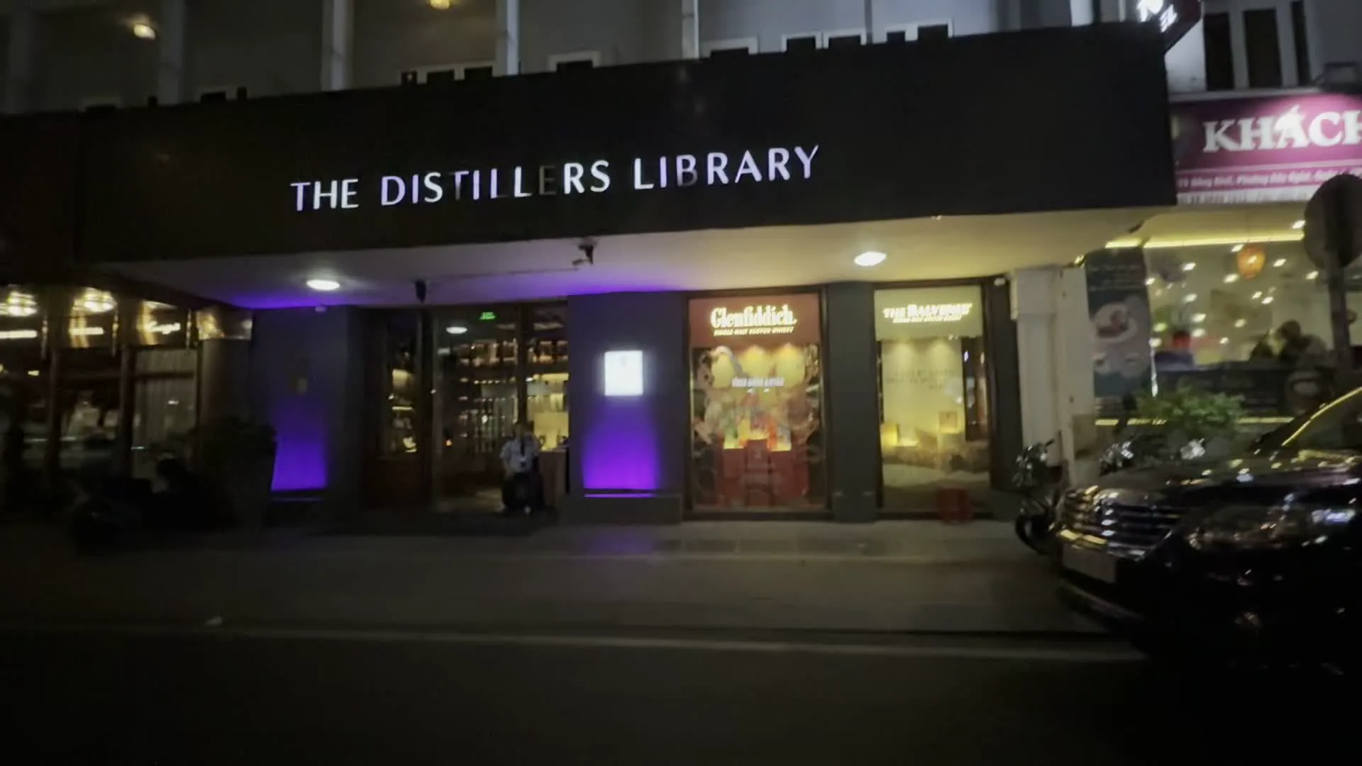 THE DISTILLERS LIBRARY (ザ・ディスティラーズ・ライブラリー)。KHÁCH SẠN (ホテル)。Glenfiddich (グレンフィディック - スコッチウイスキーのブランド)。THE BALVENIE (ザ・バルヴェニー - スコッチウイスキーのブランド)