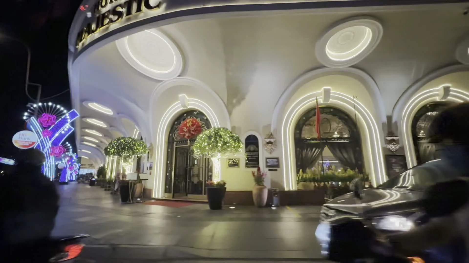 Hotel Majestic Saigon（ホテル・マジェスティック・サイゴン）。CHÚC MỪNG（おめでとう・祝賀の看板、"CHÚC MỪNG NĂM MỚI / 新年あけましておめでとう" の一部）